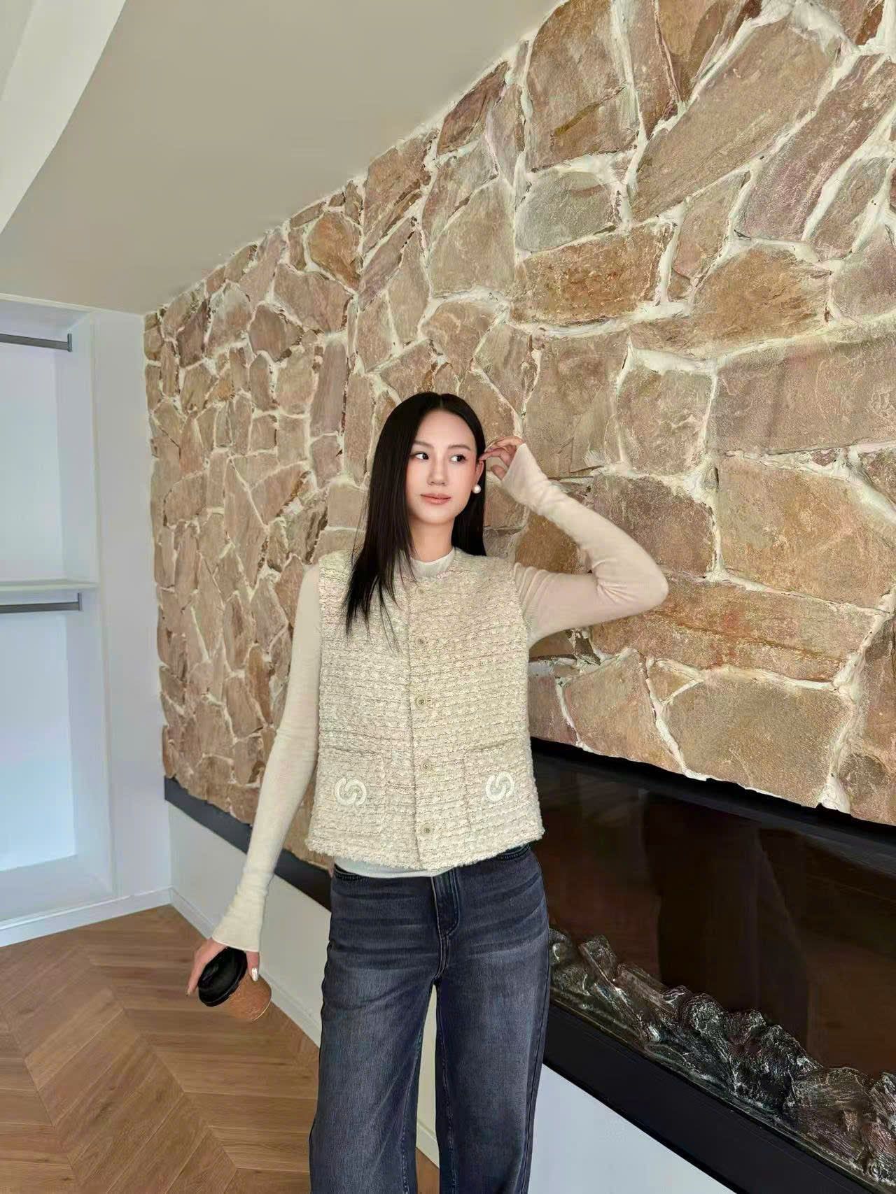  Áo Gile tweed Be kem-2 túi Logo 