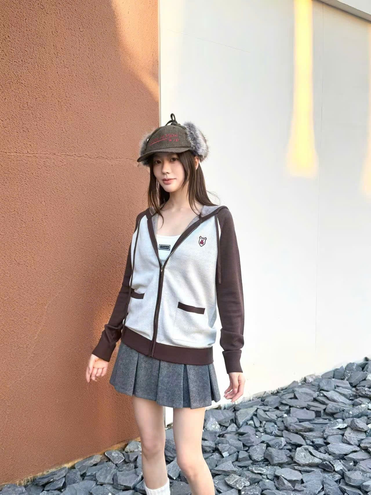  Áo khoác có mũ viền nâu 