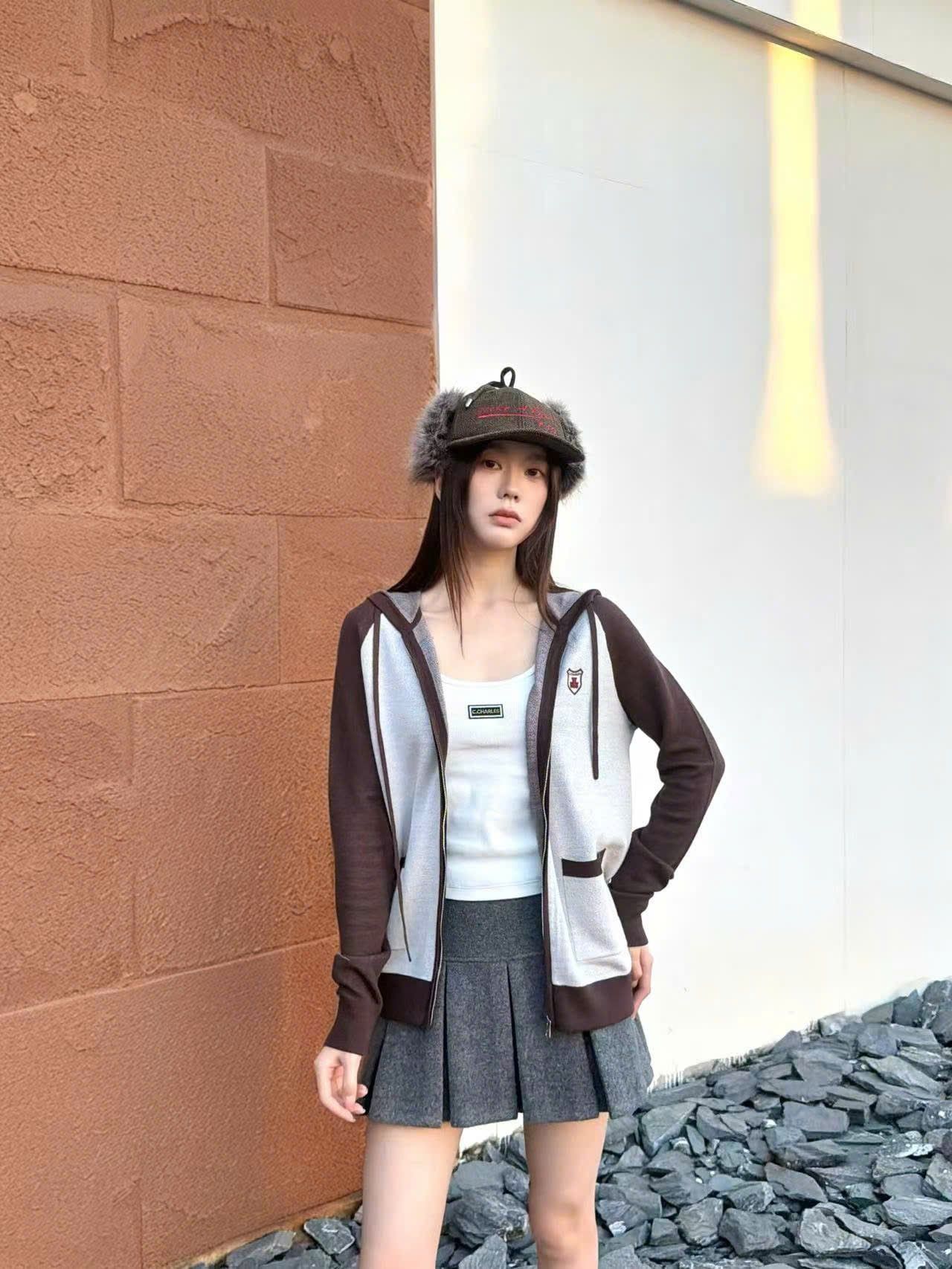  3.Chân váy xám ngắn , dạ ép 