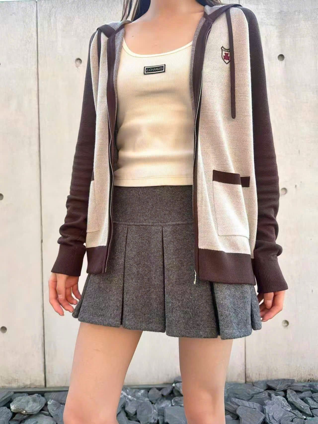  3.Chân váy xám ngắn , dạ ép 