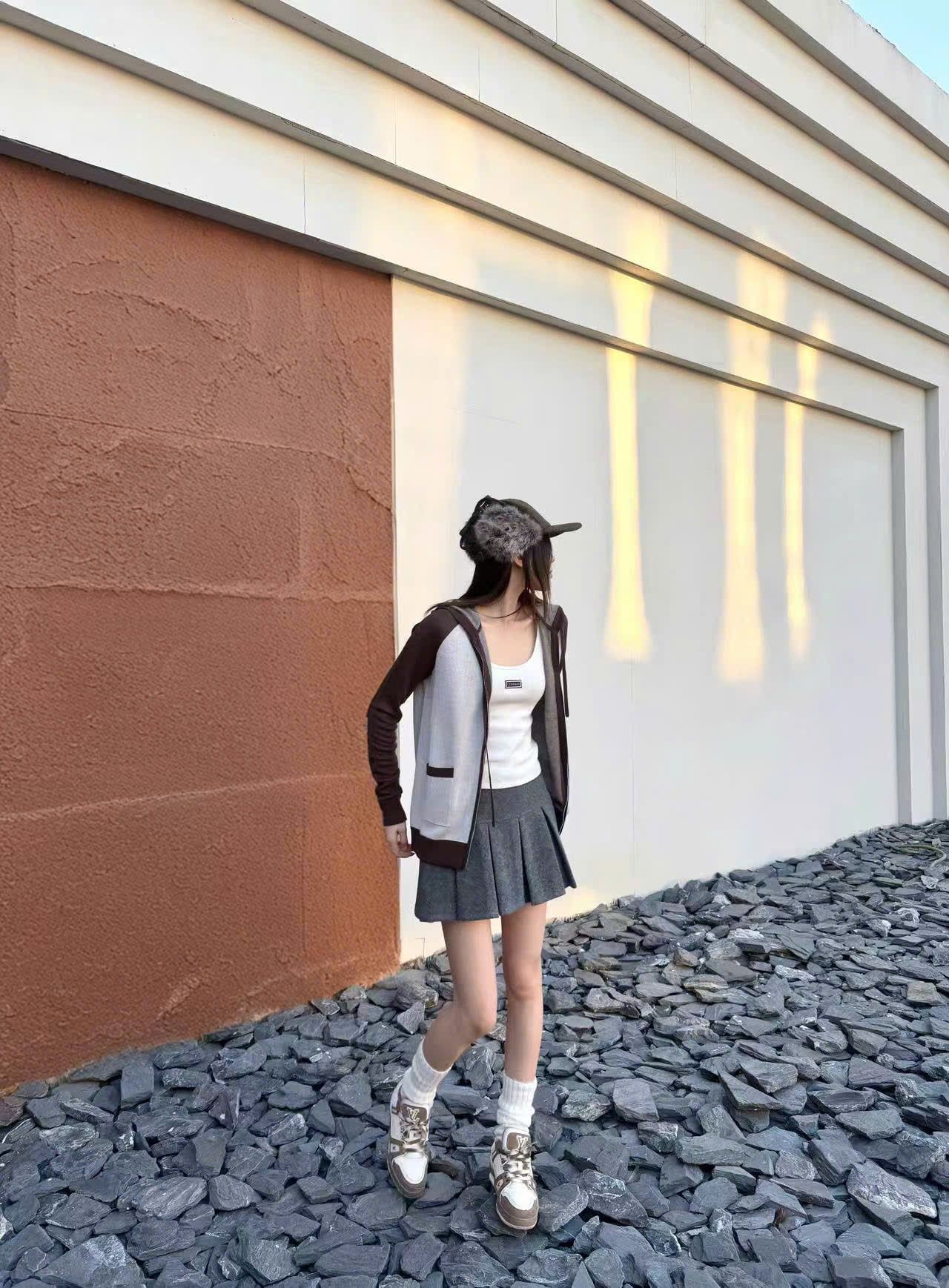  Áo khoác có mũ viền nâu 