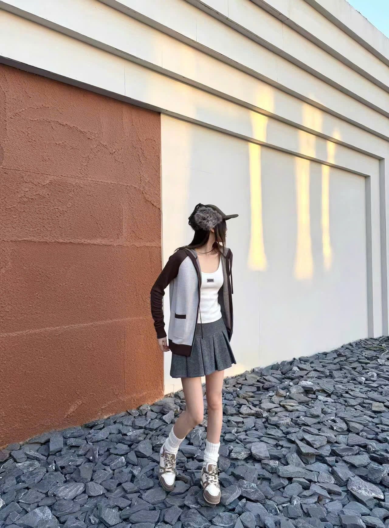  3.Chân váy xám ngắn , dạ ép 