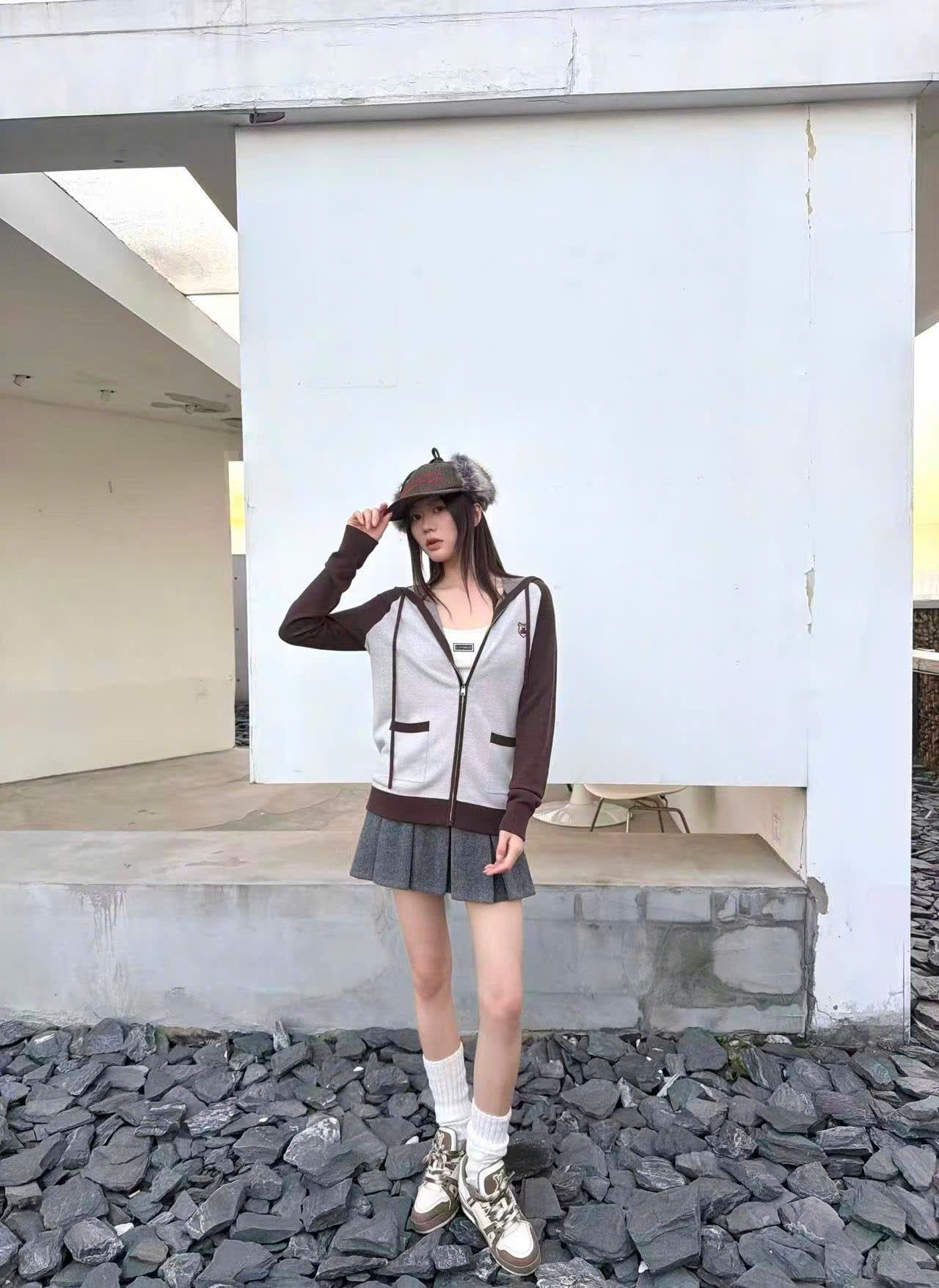  3.Chân váy xám ngắn , dạ ép 