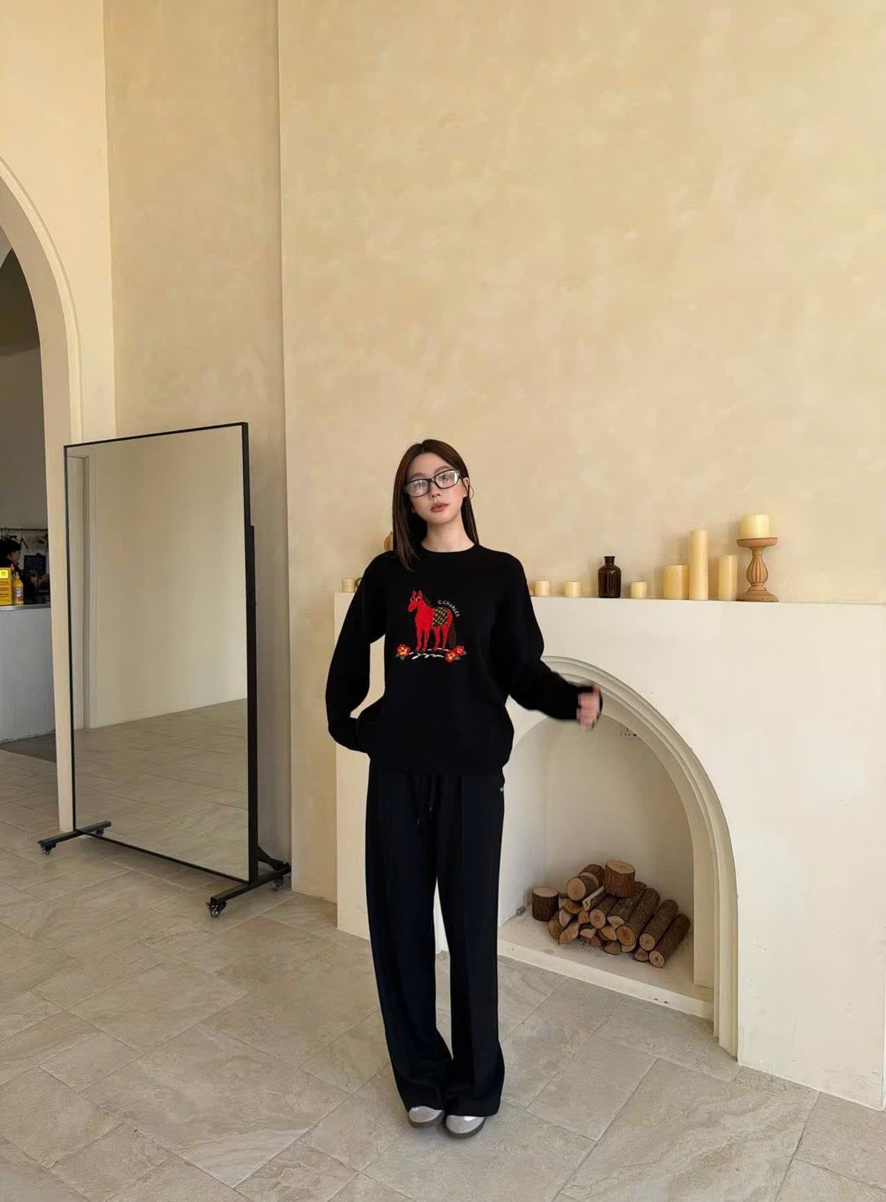  Quần len đen, Logo túi hậu 