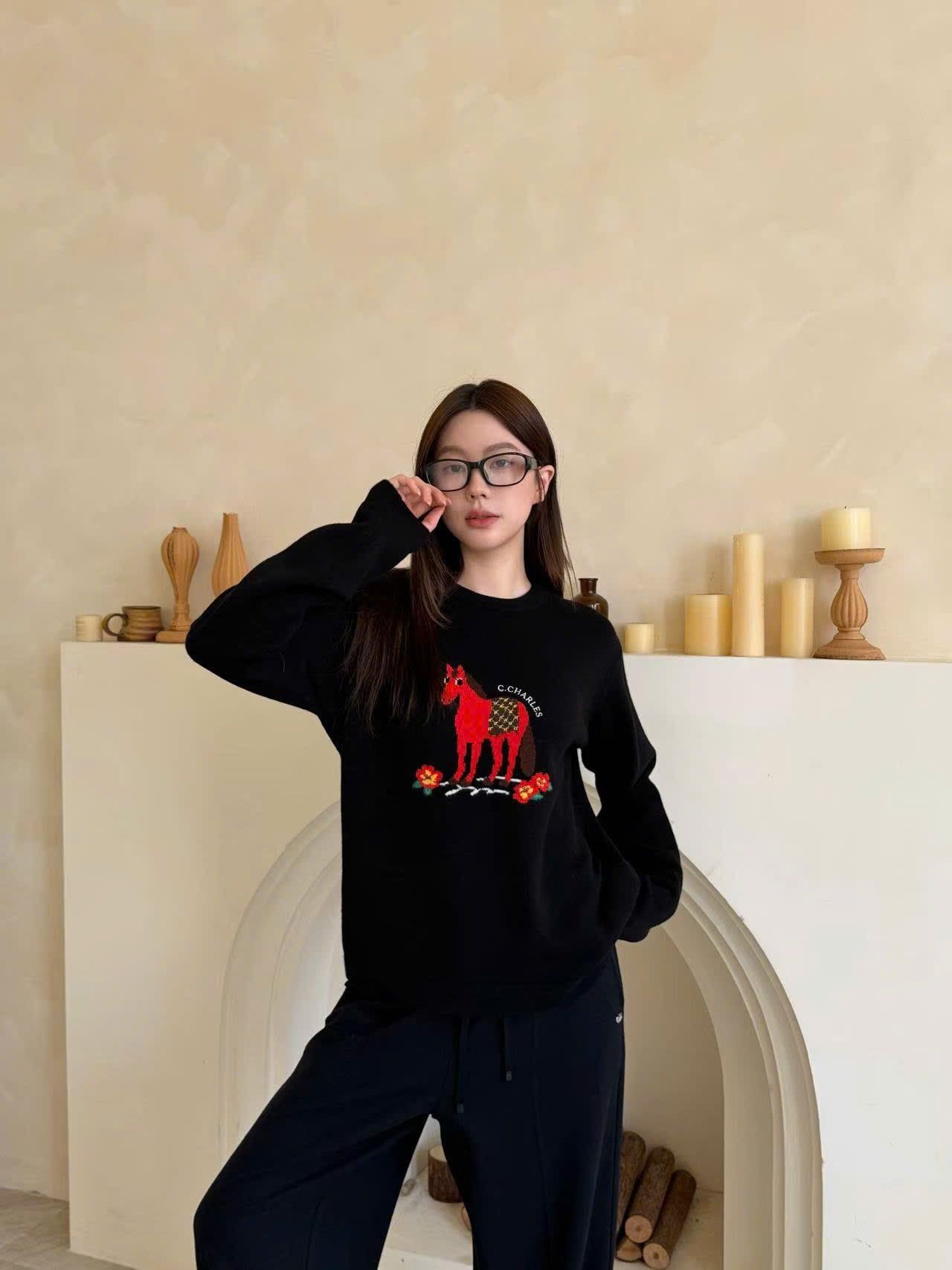  Quần len đen, Logo túi hậu 