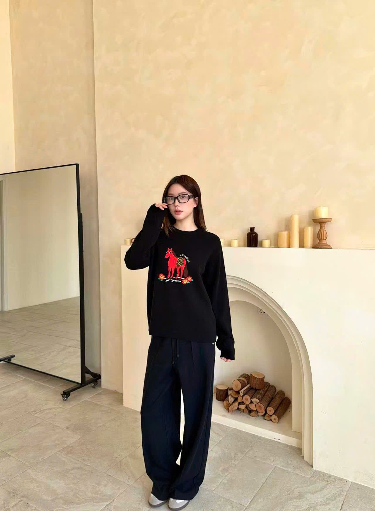  Quần len đen, Logo túi hậu 