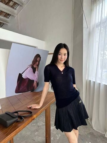  2.Áo len xanh, cổ tim viền đỏ 