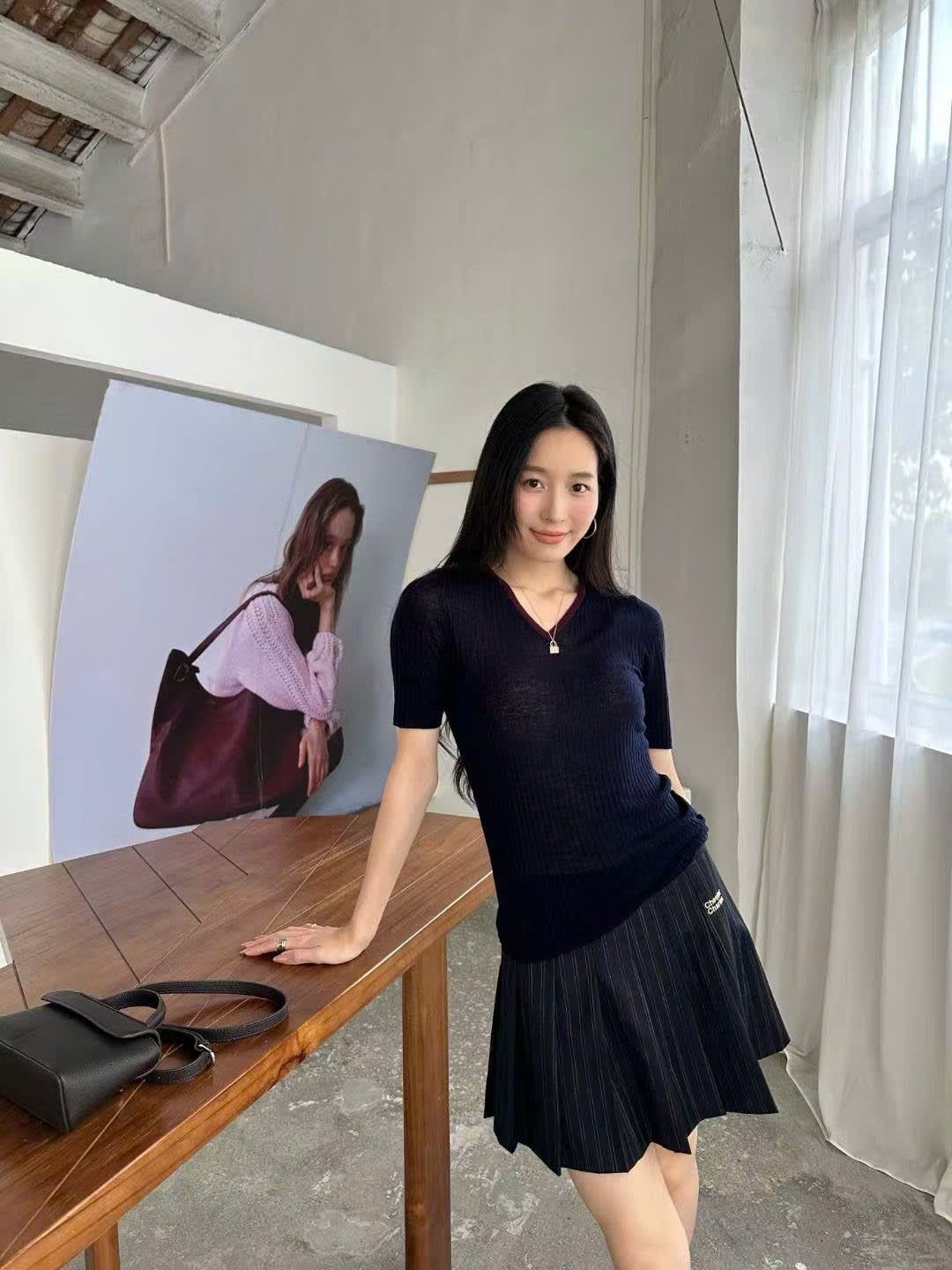  2.Áo len xanh, cổ tim viền đỏ 