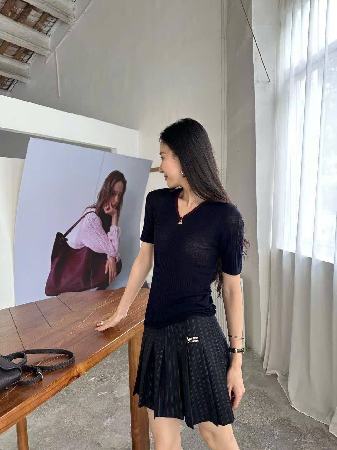  2.Áo len xanh, cổ tim viền đỏ 