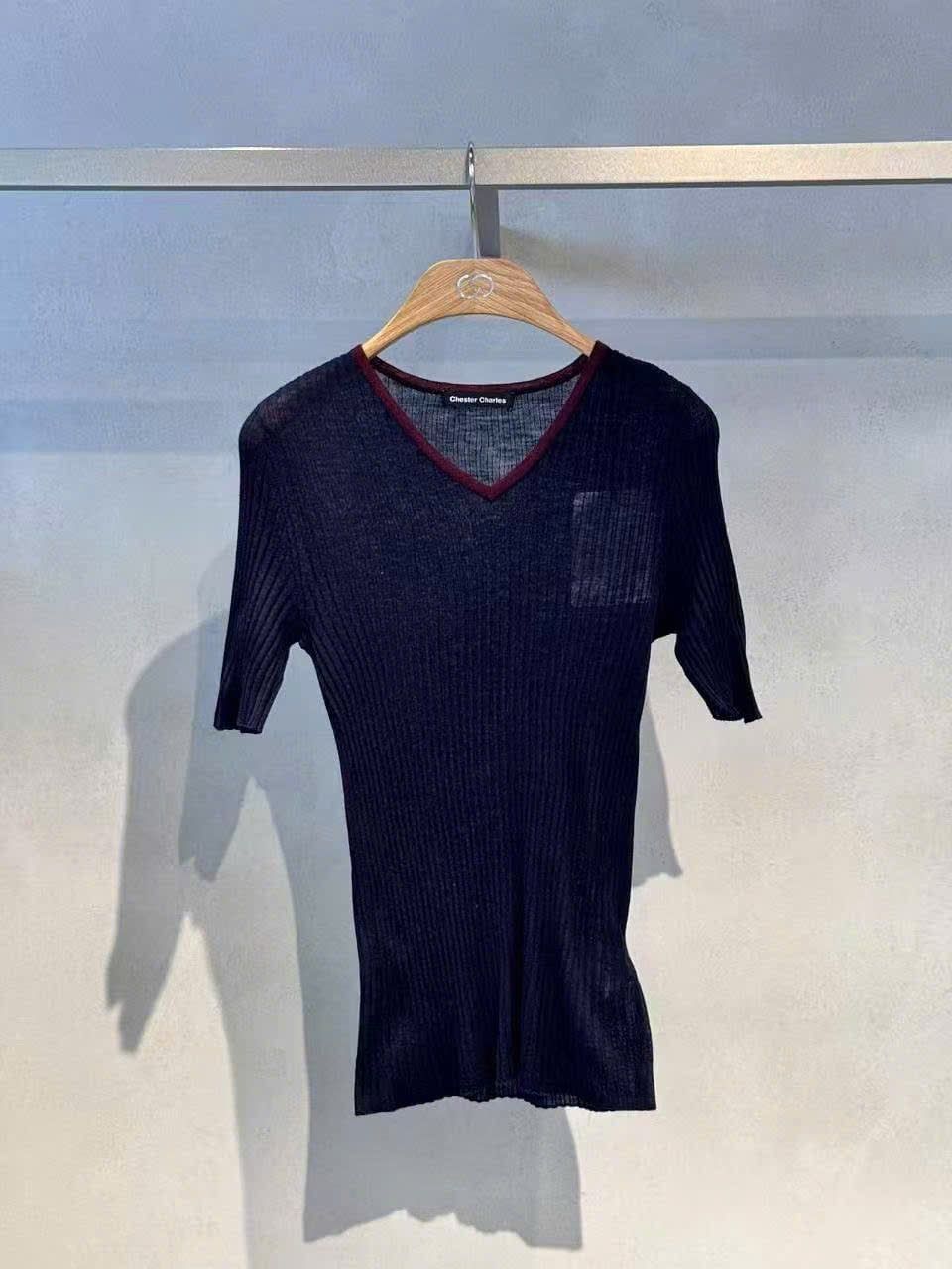  2.Áo len xanh, cổ tim viền đỏ 