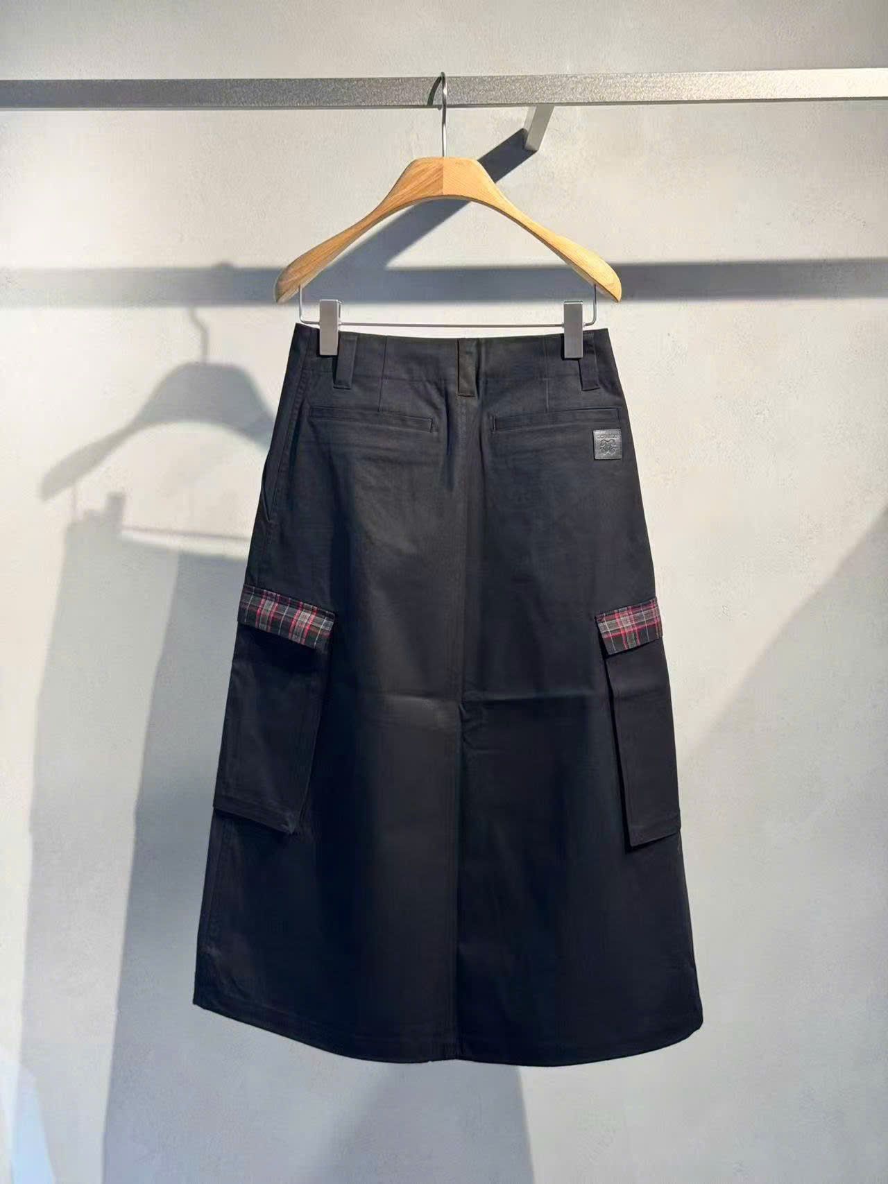  4.Chân váy thô đen dài túi hộp viền kẻ đỏ 