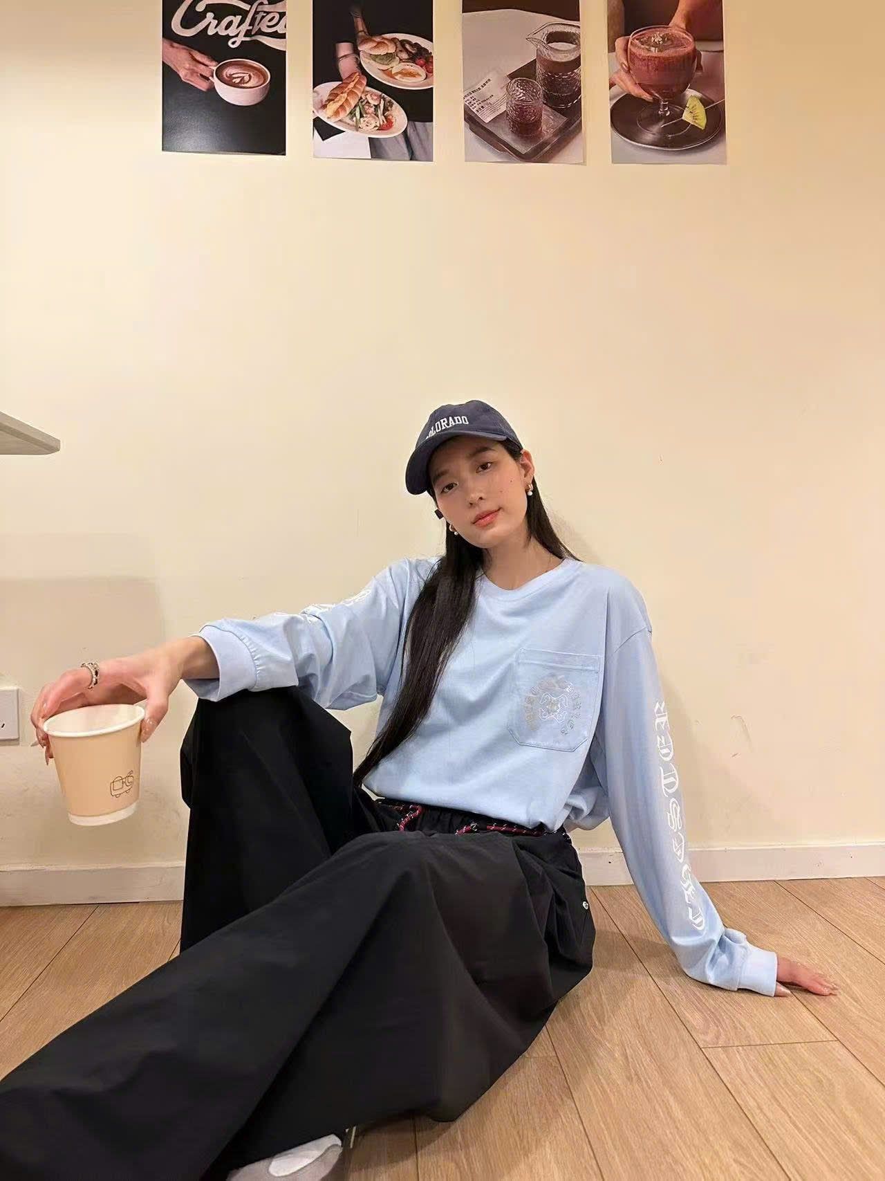  Áo thun xanh da trời dài tay , túi ngực chữ logo 