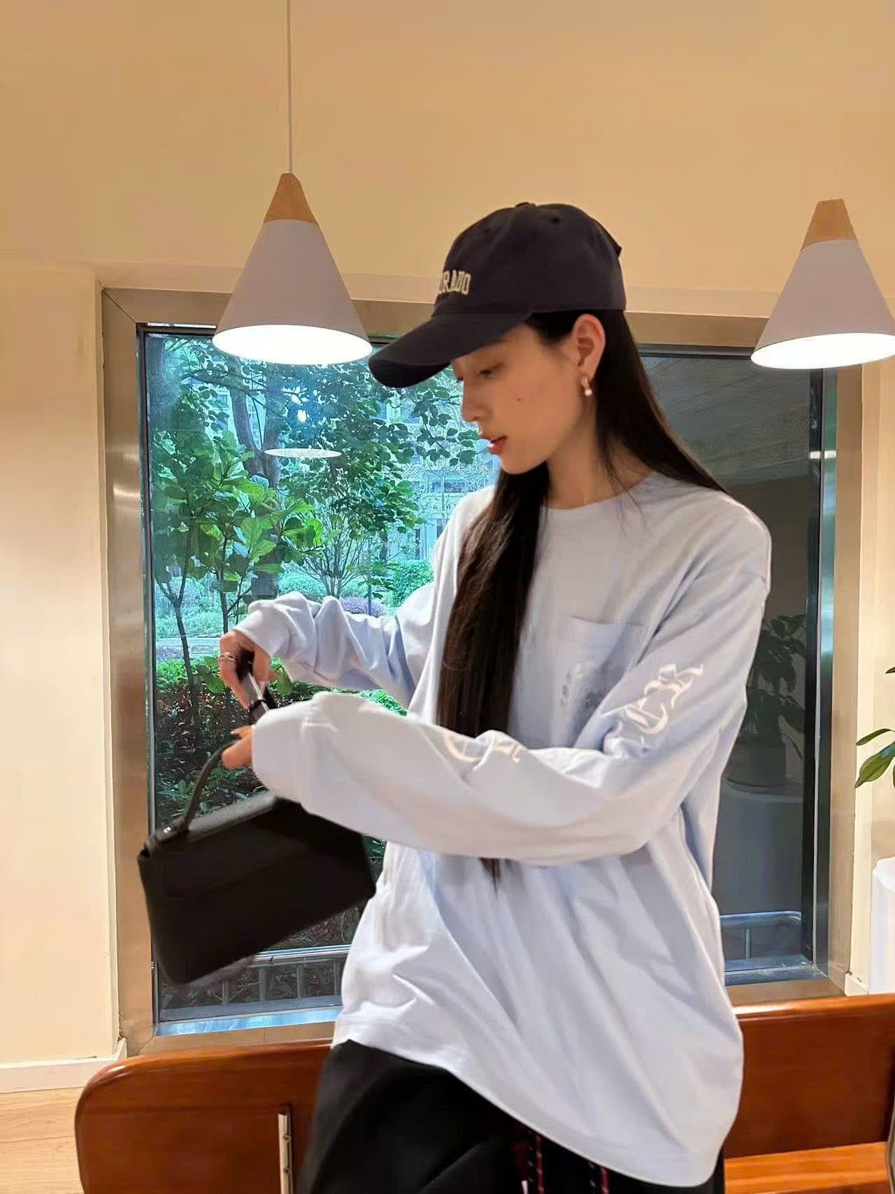  Áo thun xanh da trời dài tay , túi ngực chữ logo 