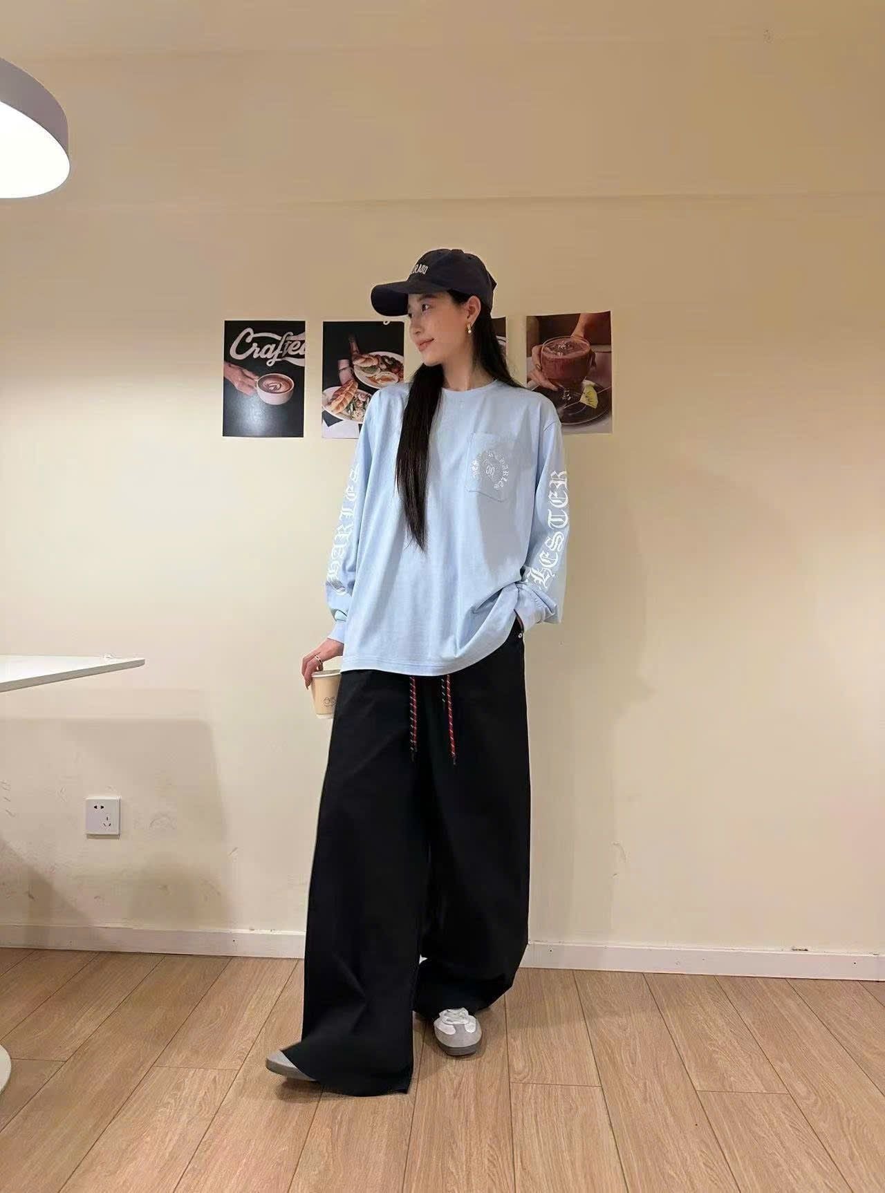  Áo thun xanh da trời dài tay , túi ngực chữ logo 