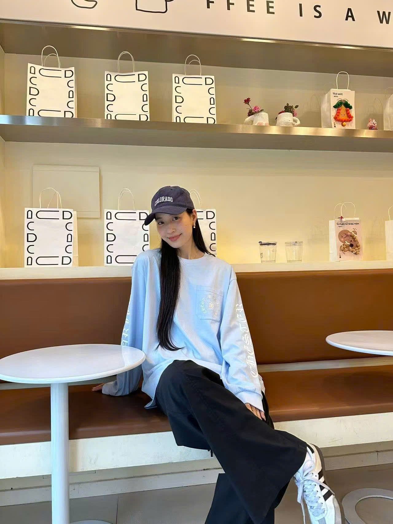  Áo thun xanh da trời dài tay , túi ngực chữ logo 