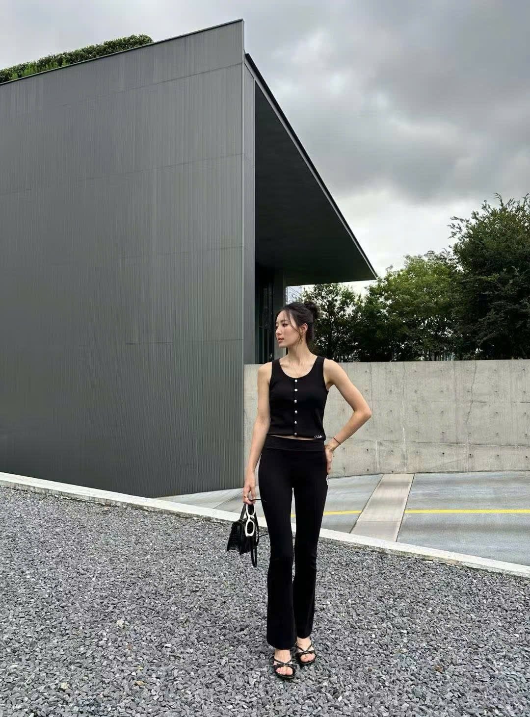  5.Quần legging đen dài logo CC lồng 