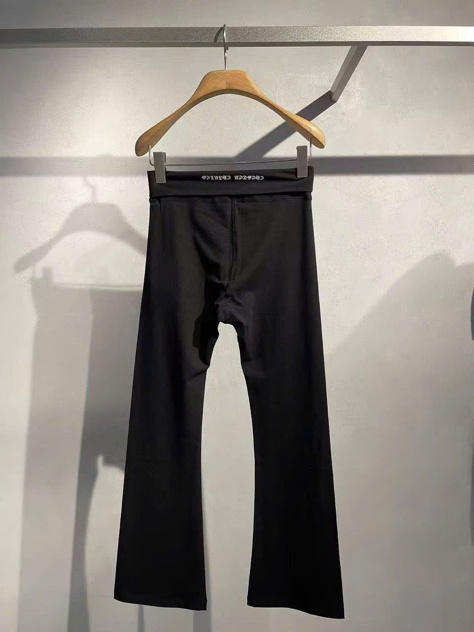  5.Quần legging đen dài logo CC lồng 