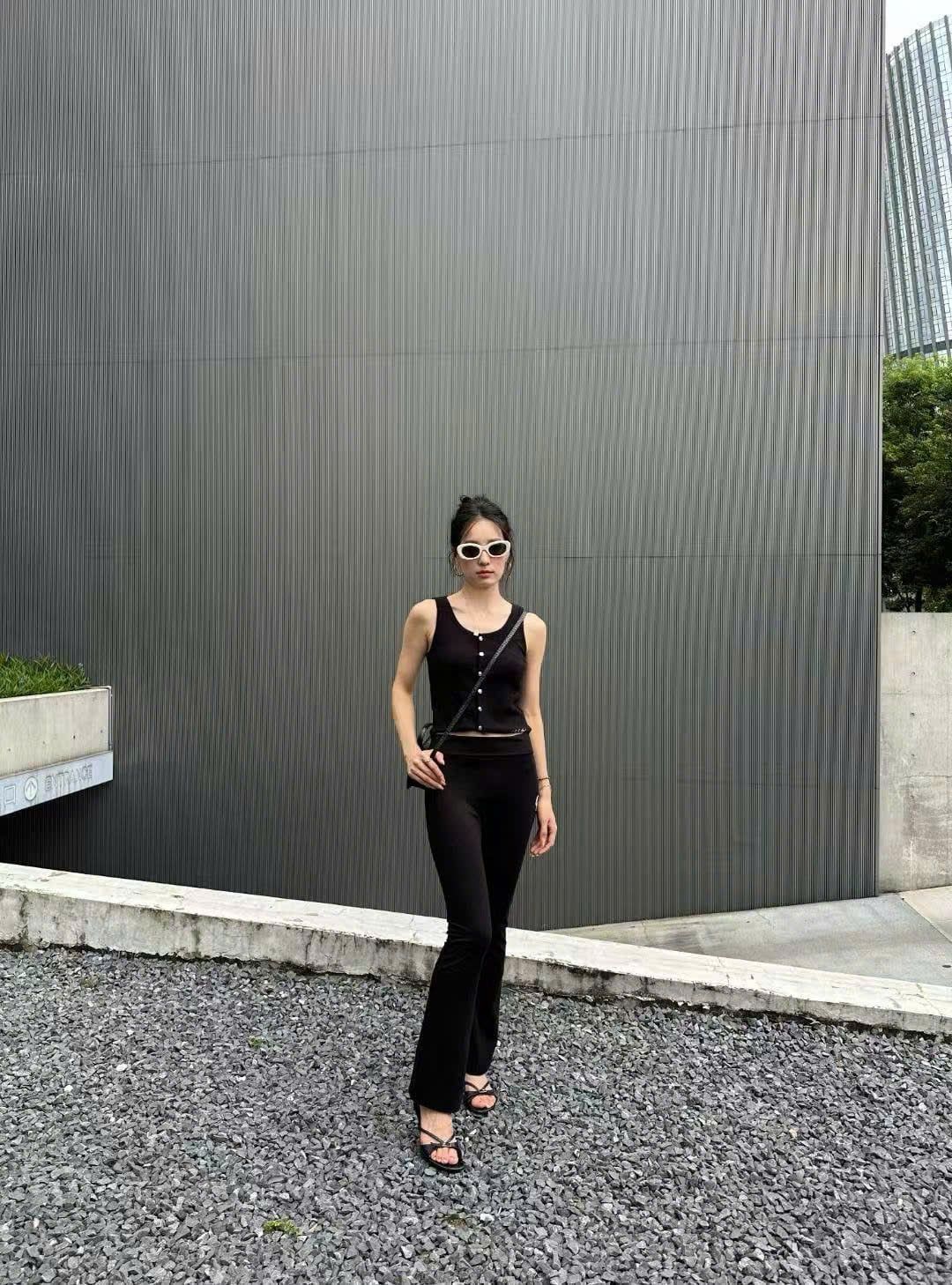  5.Quần legging đen dài logo CC lồng 