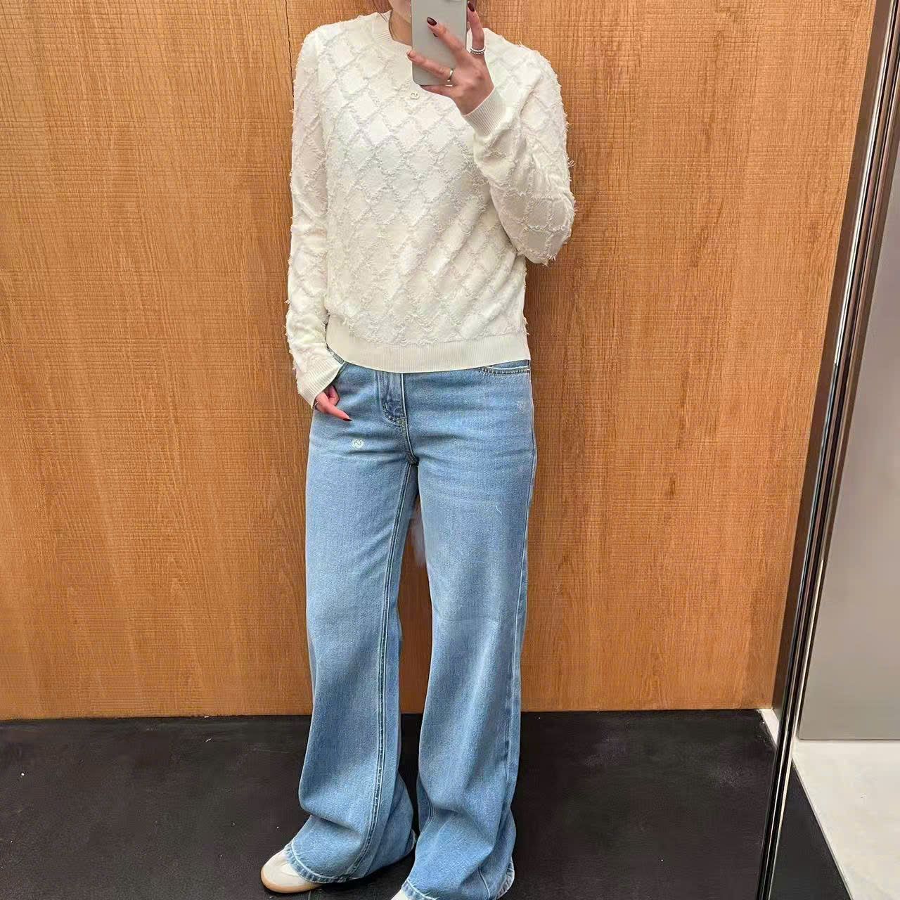  2.Áo len trắng dài tay quả trám 