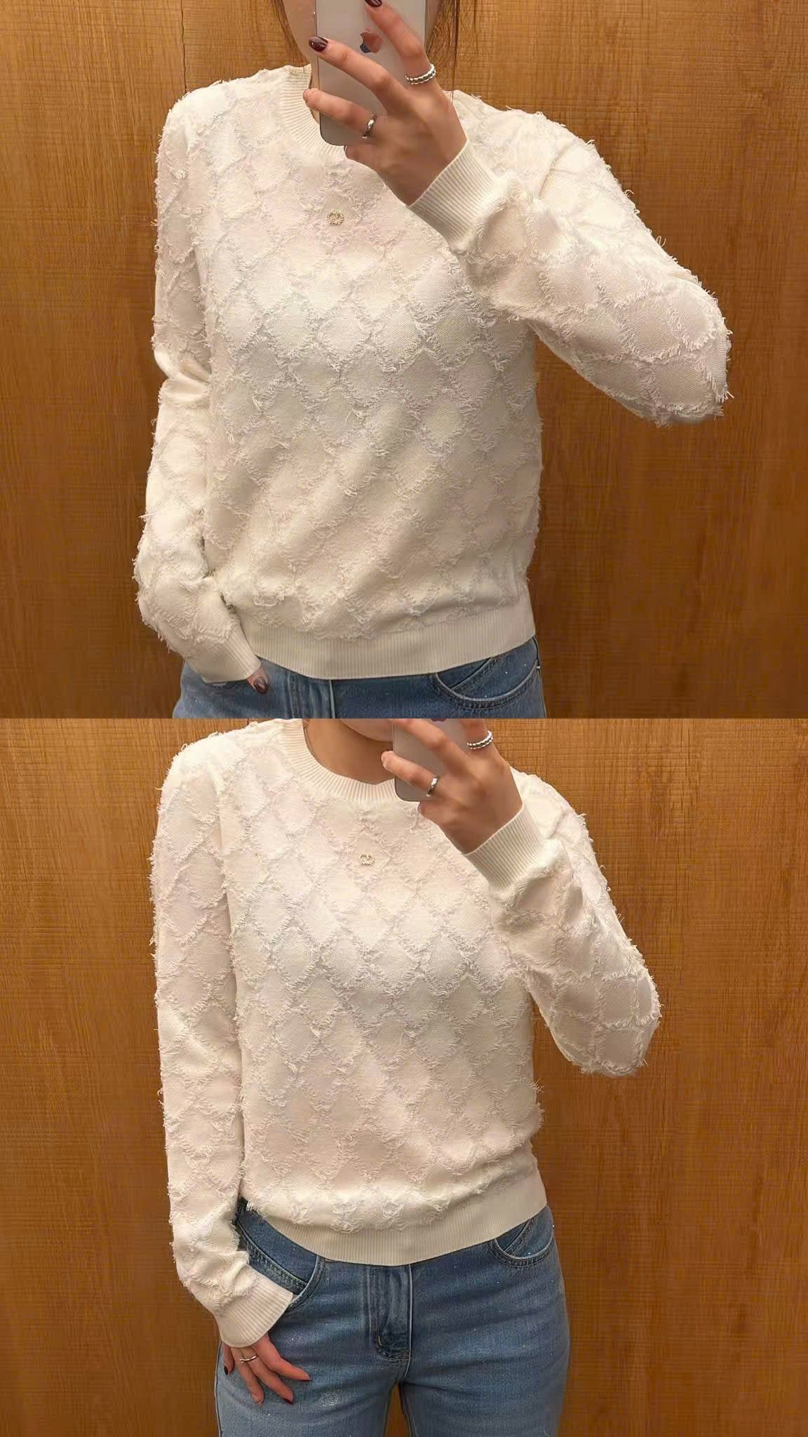  2.Áo len trắng dài tay quả trám 