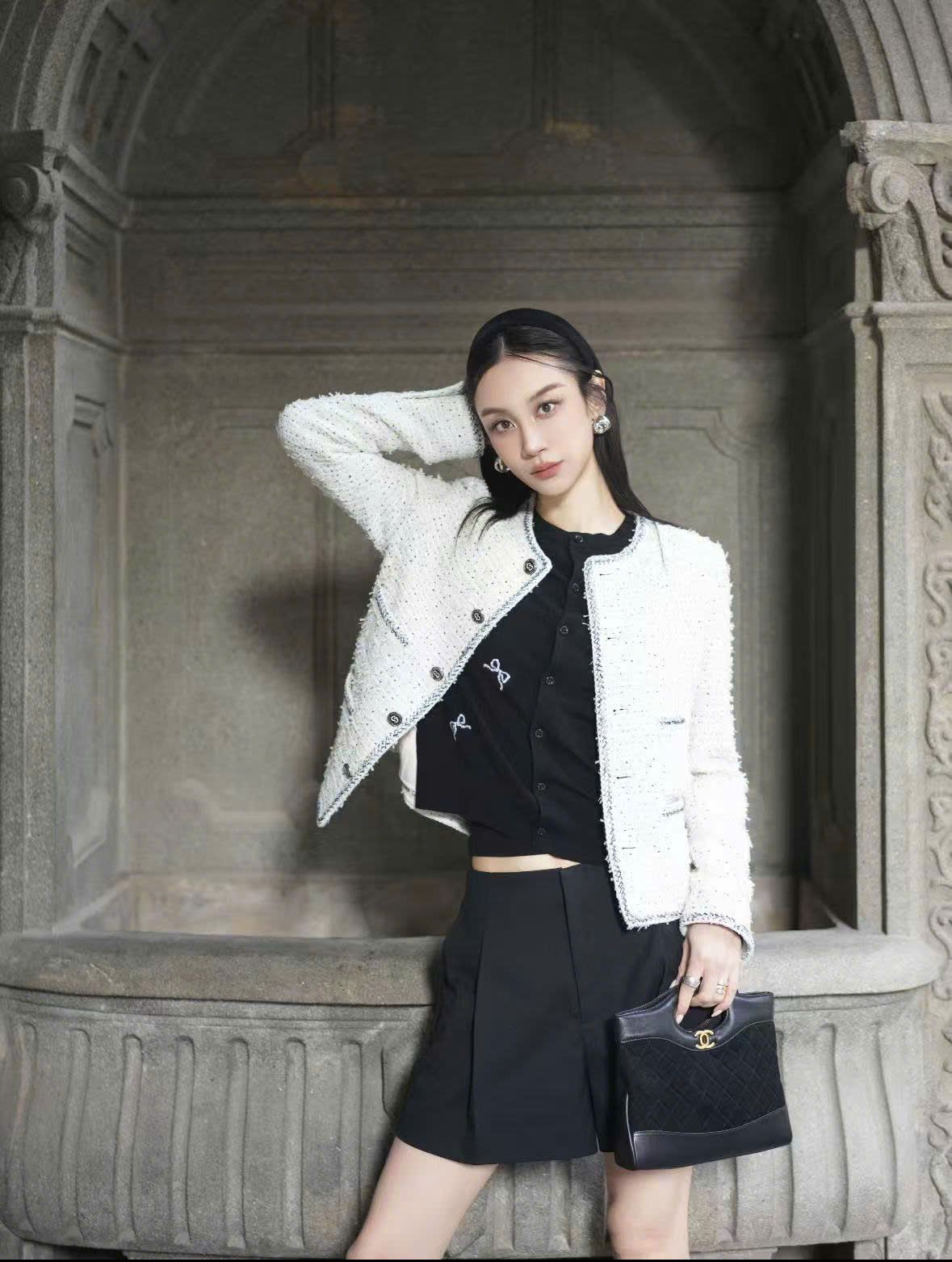  Áo tweed trắng chấm đen -cúc đen 