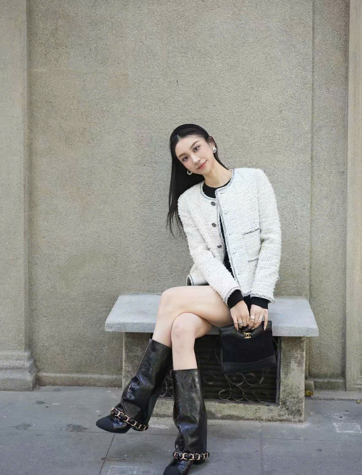  Áo tweed trắng chấm đen -cúc đen 