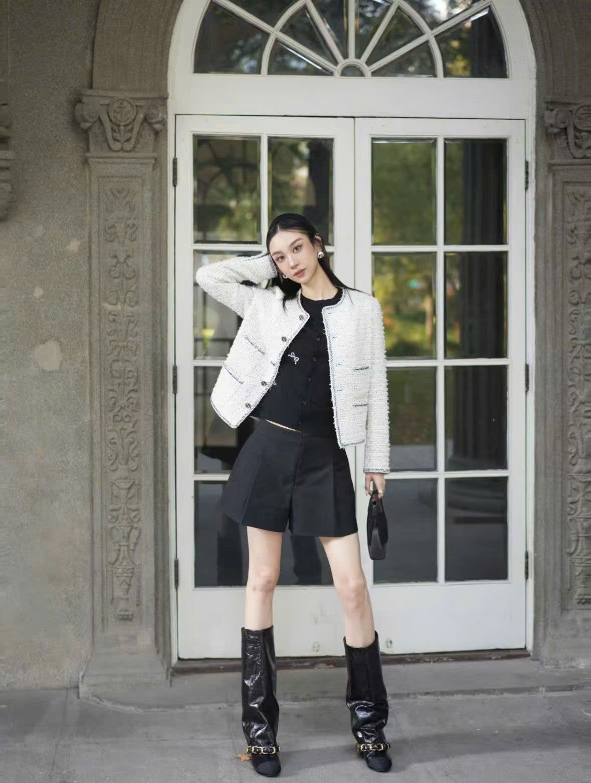  Áo tweed trắng chấm đen -cúc đen 