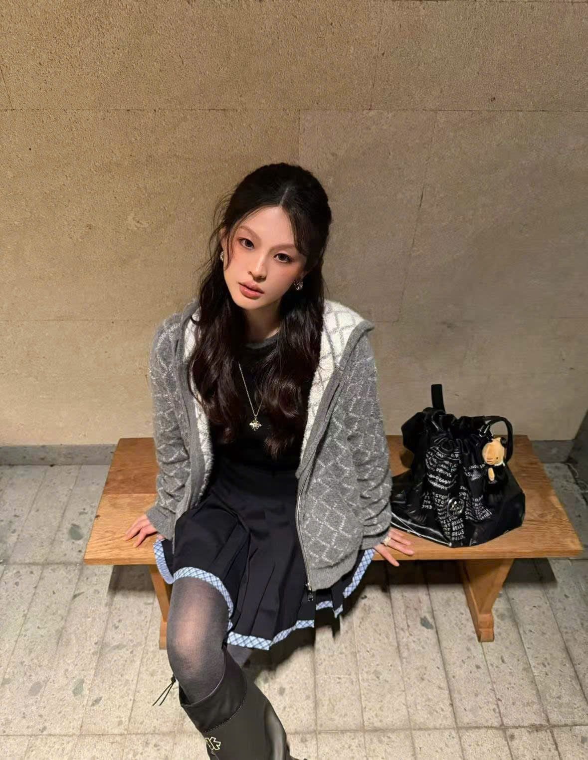  3.Chân váy đen ngắn viền kẻ xanh ( SET) 