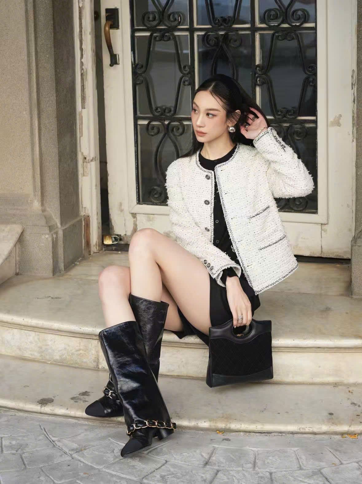  Áo tweed trắng chấm đen -cúc đen 