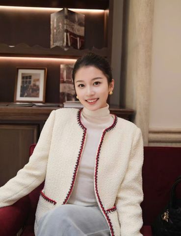  2.Áo dạ viền đỏ 