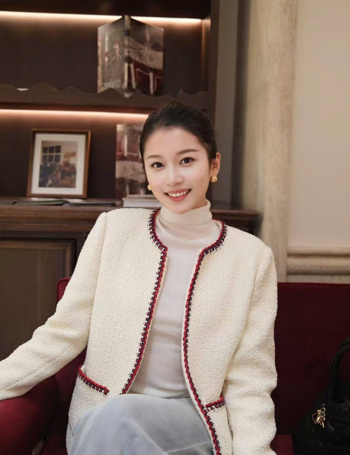  2.Áo dạ viền đỏ 