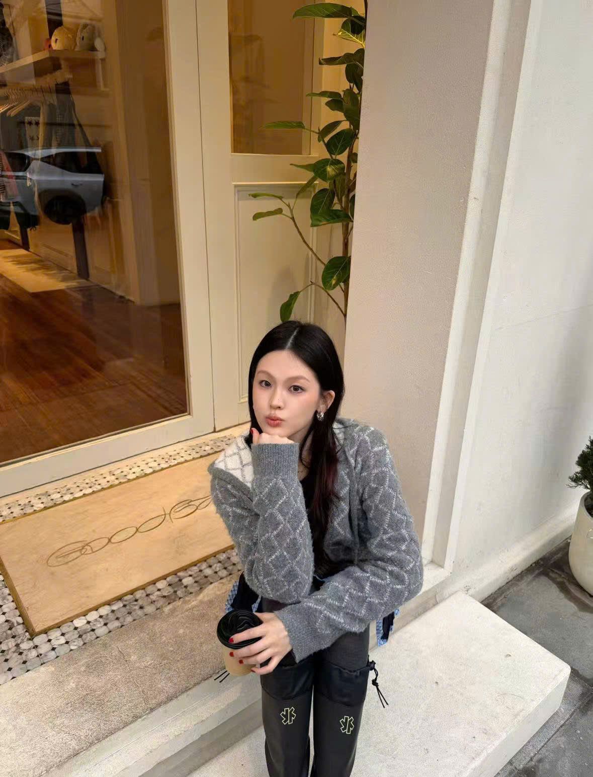  3.Chân váy đen ngắn viền kẻ xanh ( SET) 