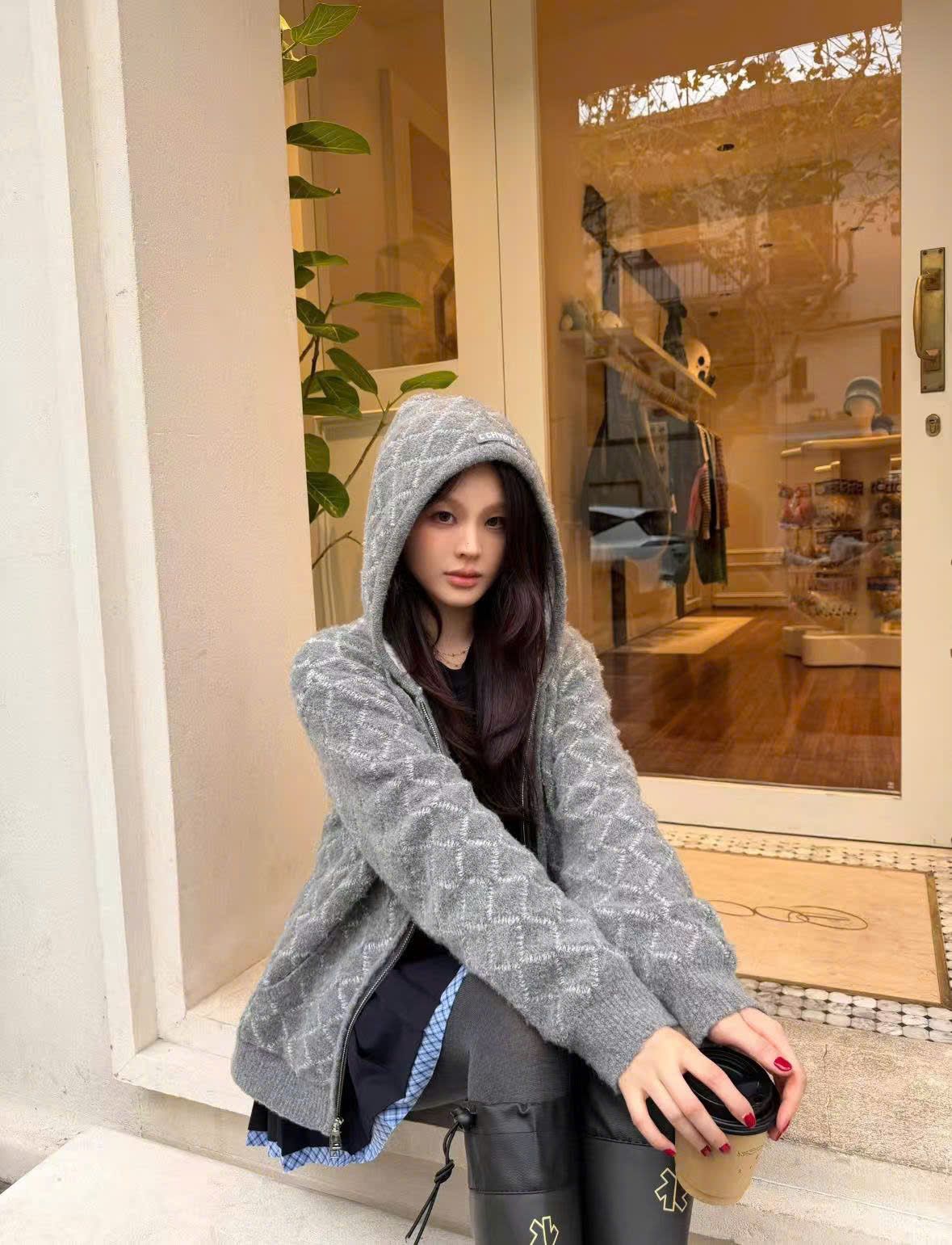  4.Áo khoác có mũ xám kẻ thoi dáng dài 