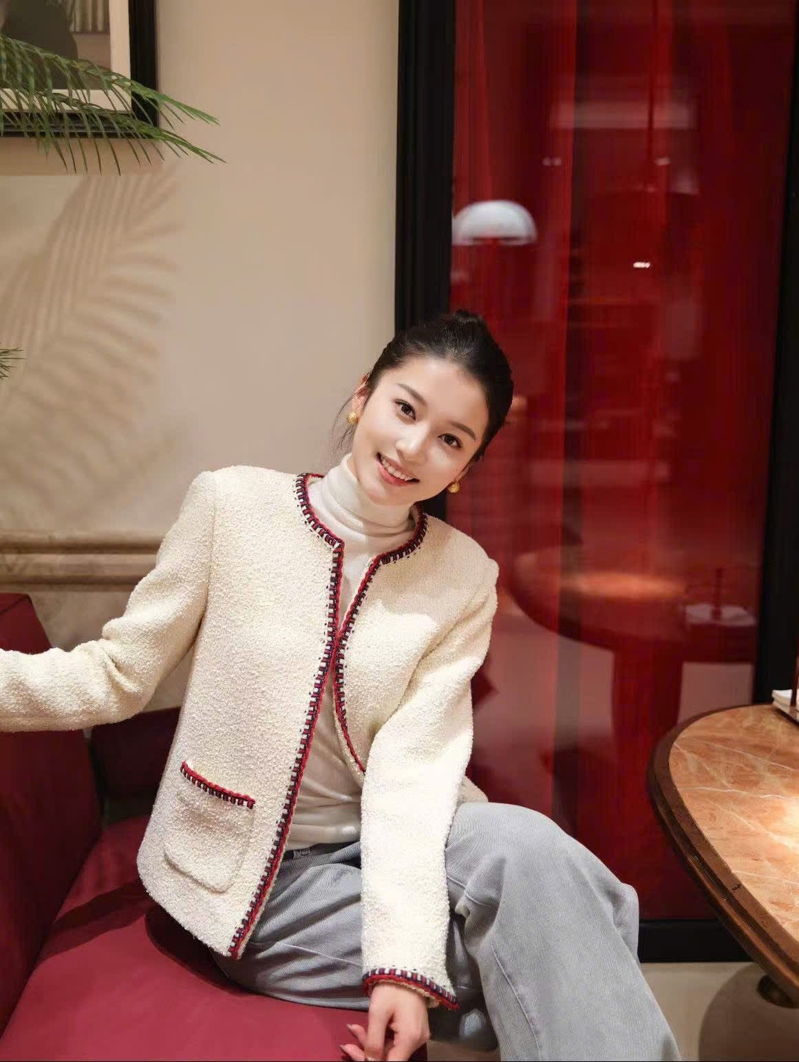  2.Áo dạ viền đỏ 