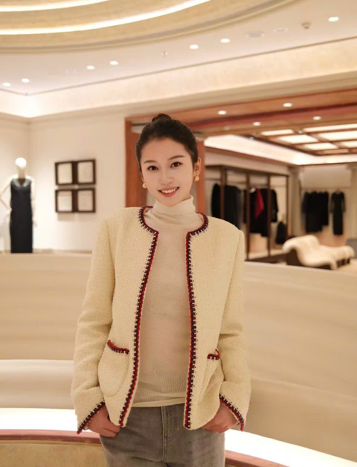  2.Áo dạ viền đỏ 