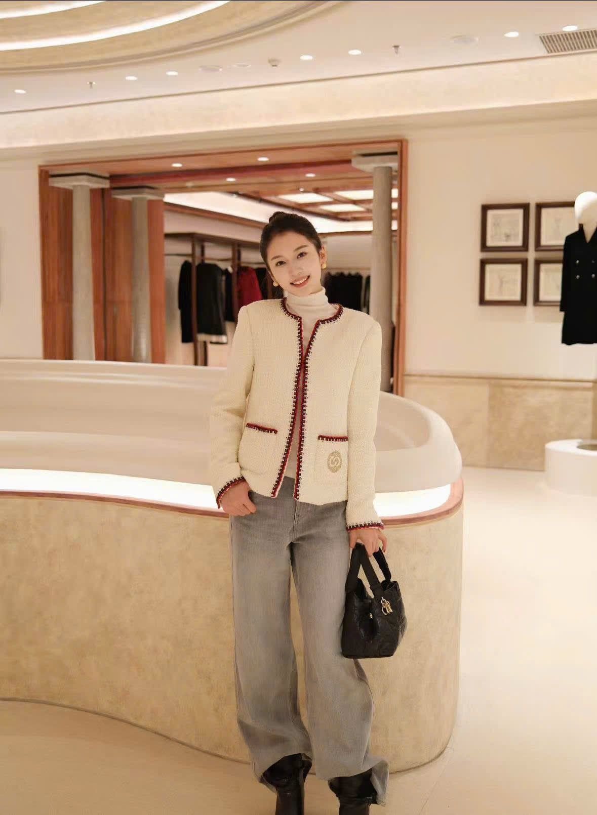  2.Áo dạ viền đỏ 