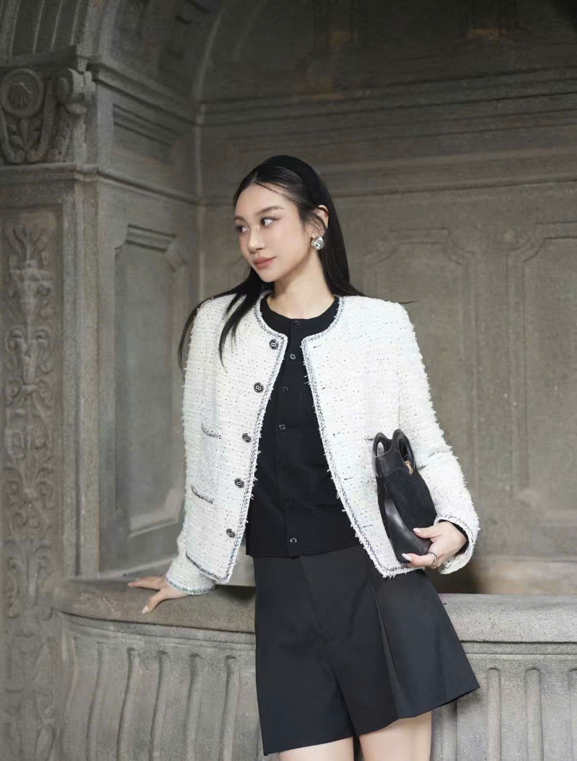  Áo tweed trắng chấm đen -cúc đen 