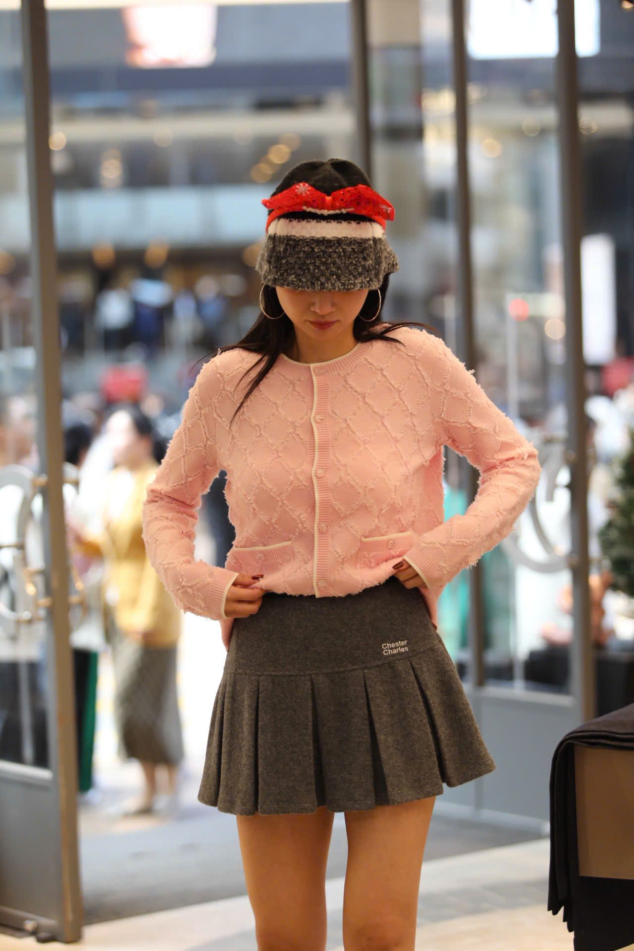  3.Chân váy xám ngắn , dạ ép 