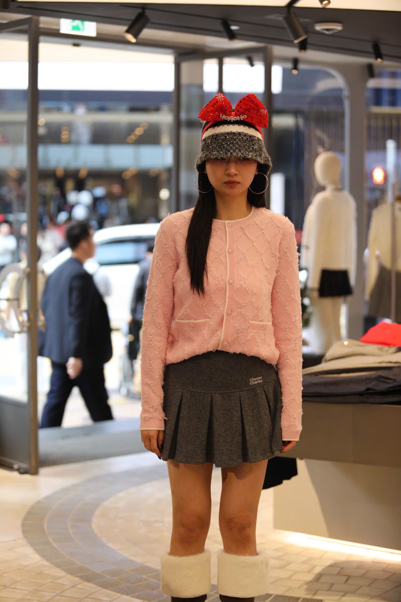  3.Chân váy xám ngắn , dạ ép 