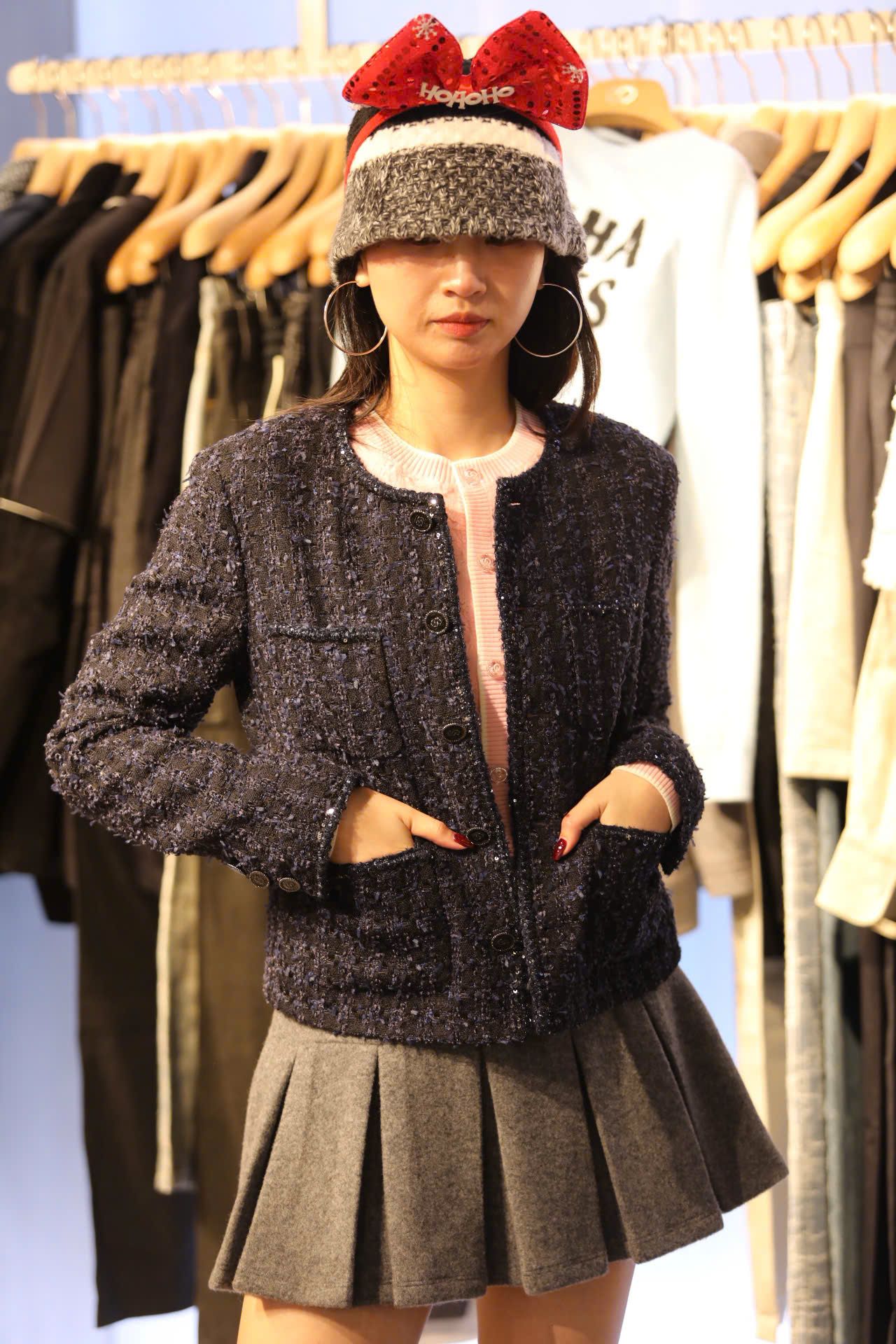  3.Chân váy xám ngắn , dạ ép 