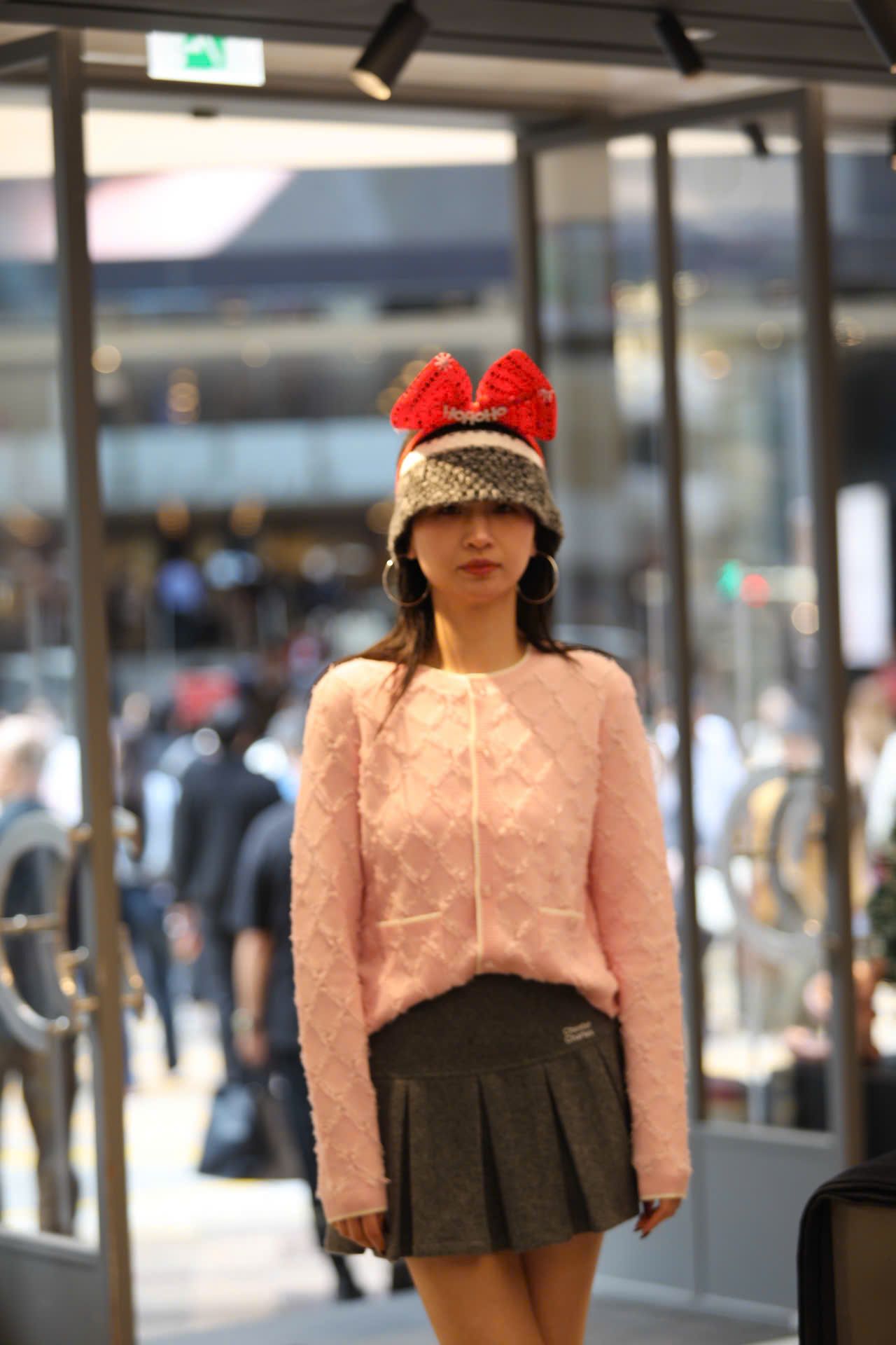  3.Chân váy xám ngắn , dạ ép 