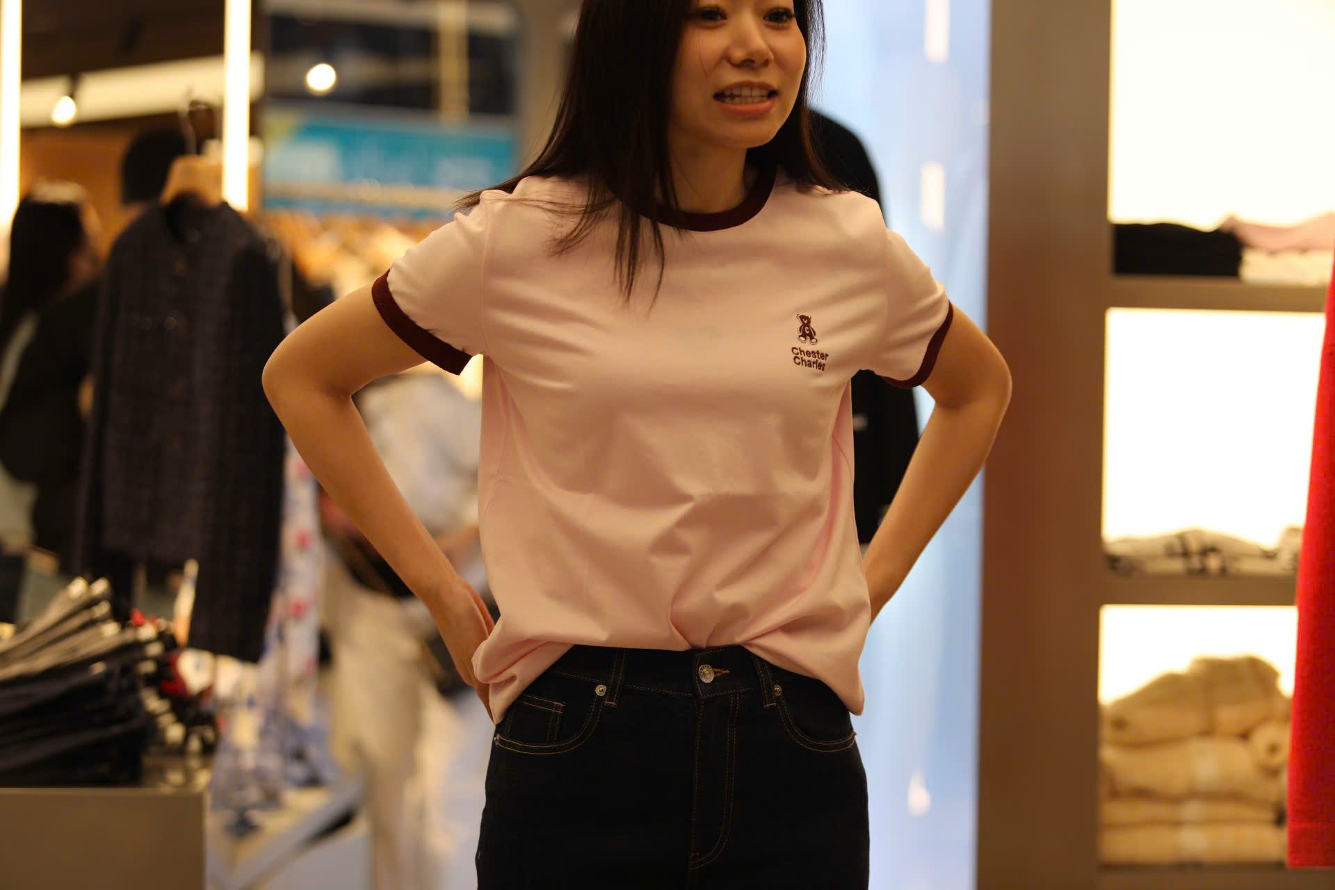  Áo phông hồng , viền đỏ gấu chữ 1 bên ngực 