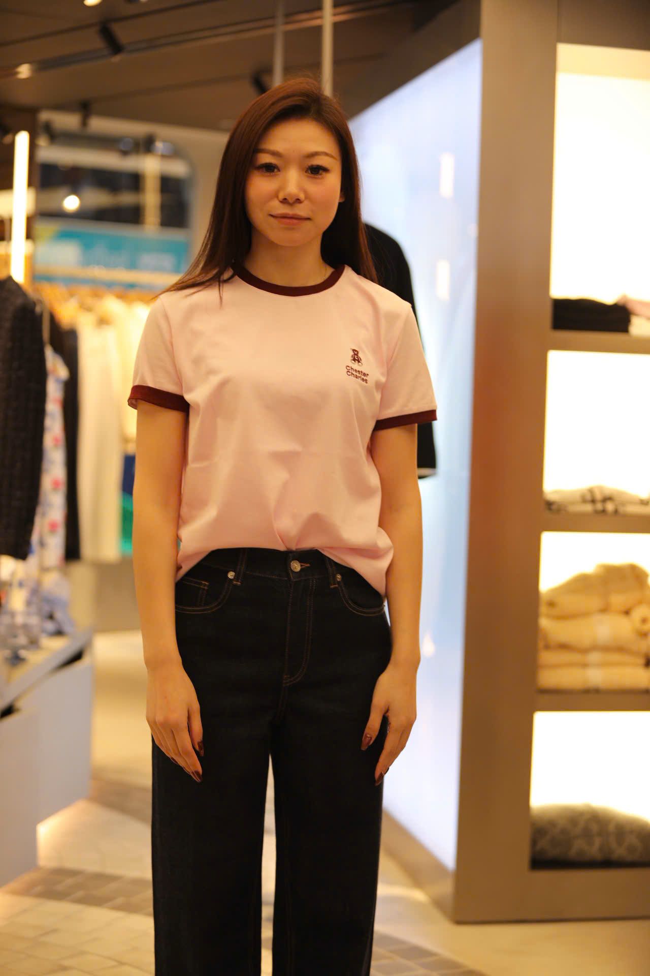  Áo phông hồng , viền đỏ gấu chữ 1 bên ngực 