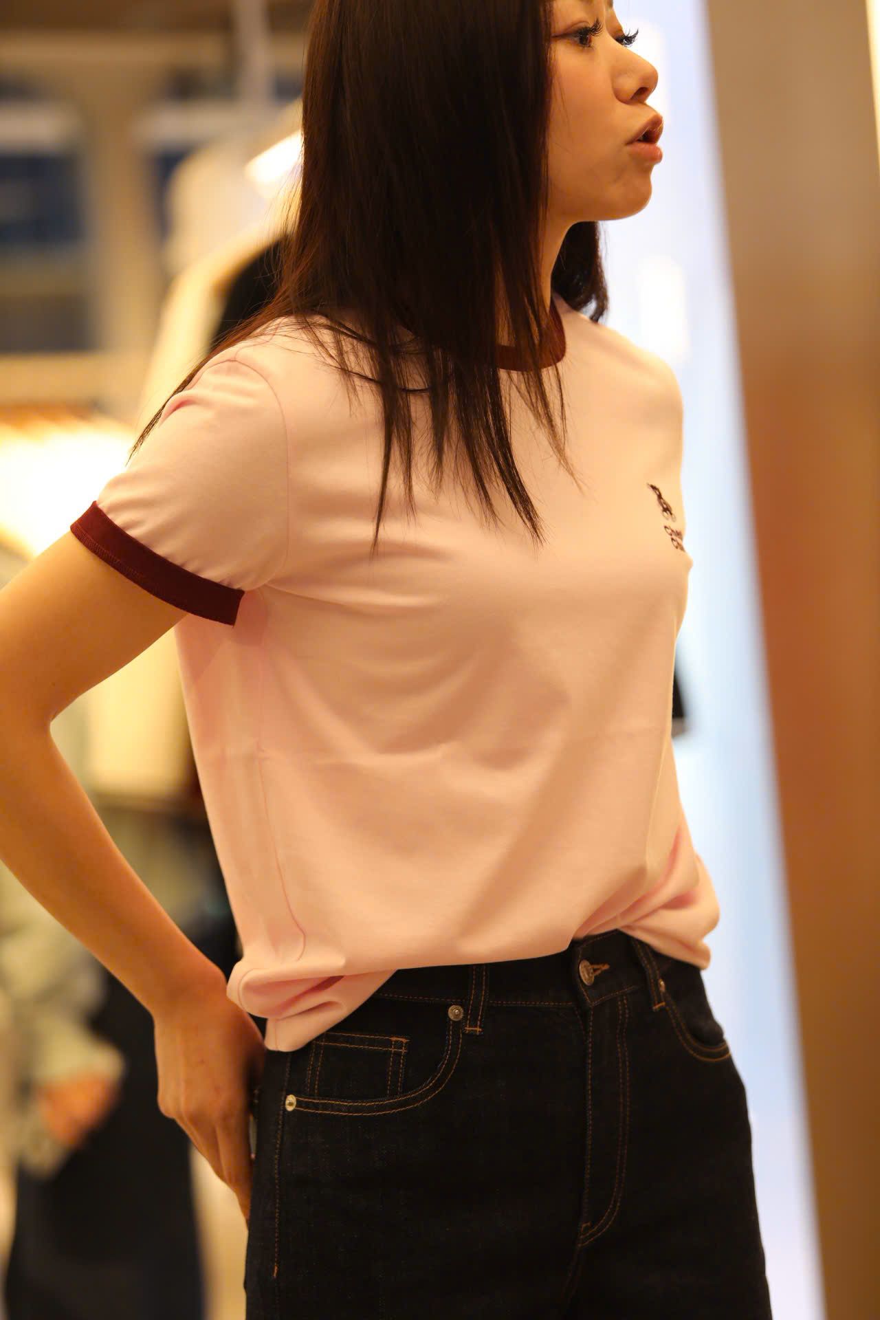  Áo phông hồng , viền đỏ gấu chữ 1 bên ngực 