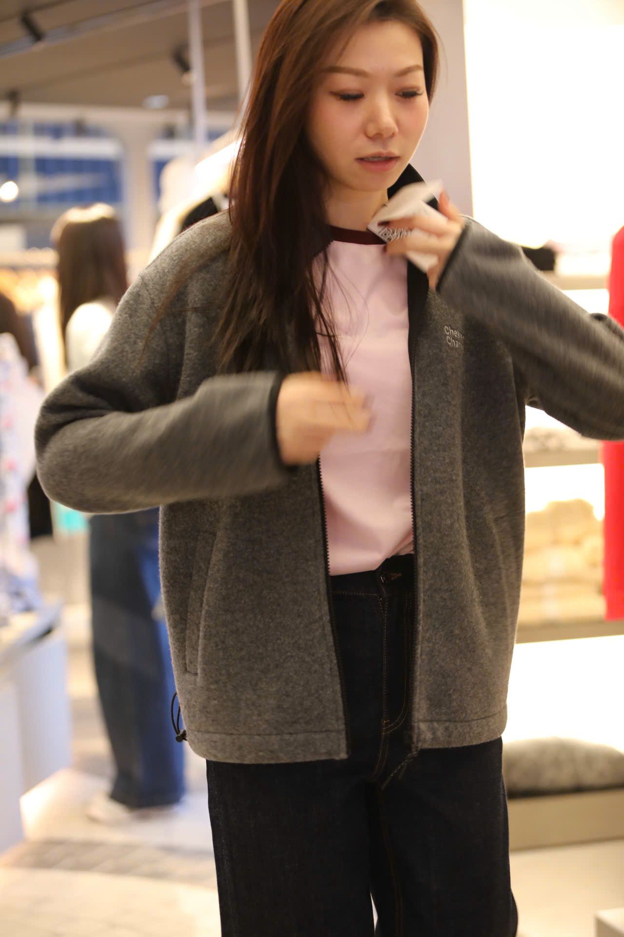  2.Áo khoác xám kéo khóa đen 