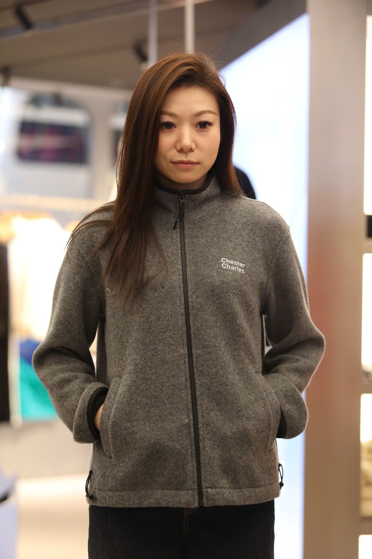  2.Áo khoác xám kéo khóa đen 