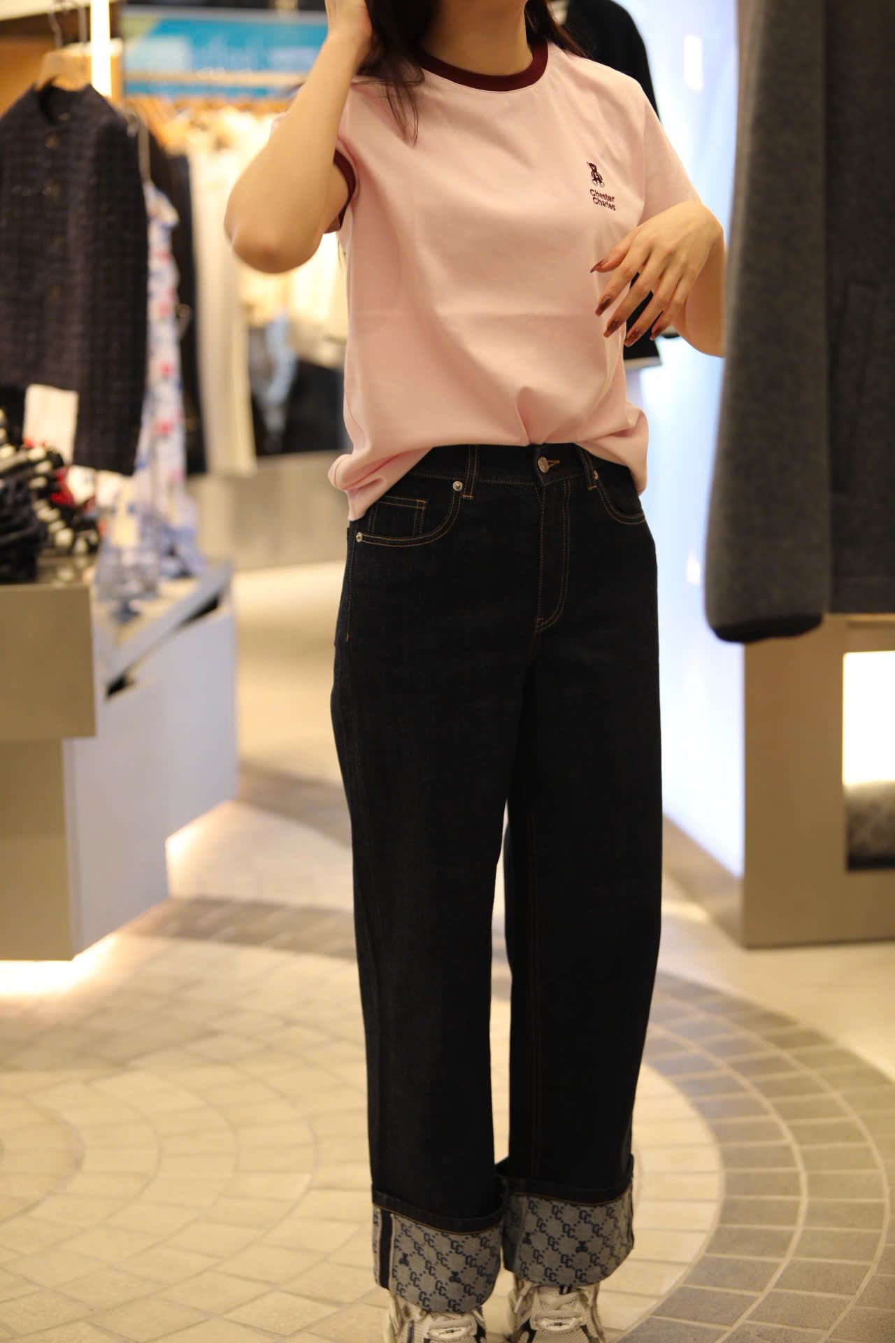  Áo phông hồng , viền đỏ gấu chữ 1 bên ngực 