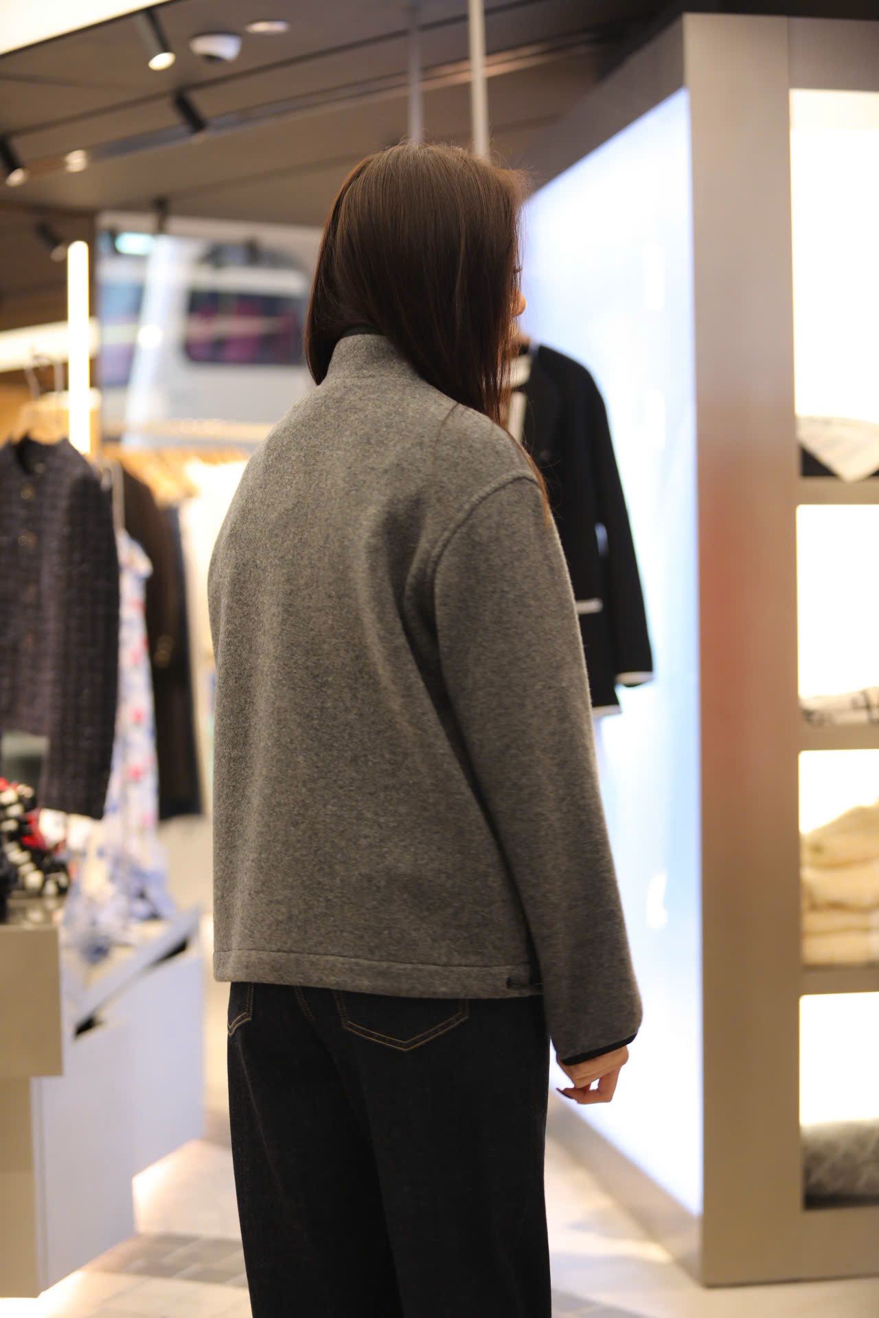  2.Áo khoác xám kéo khóa đen 