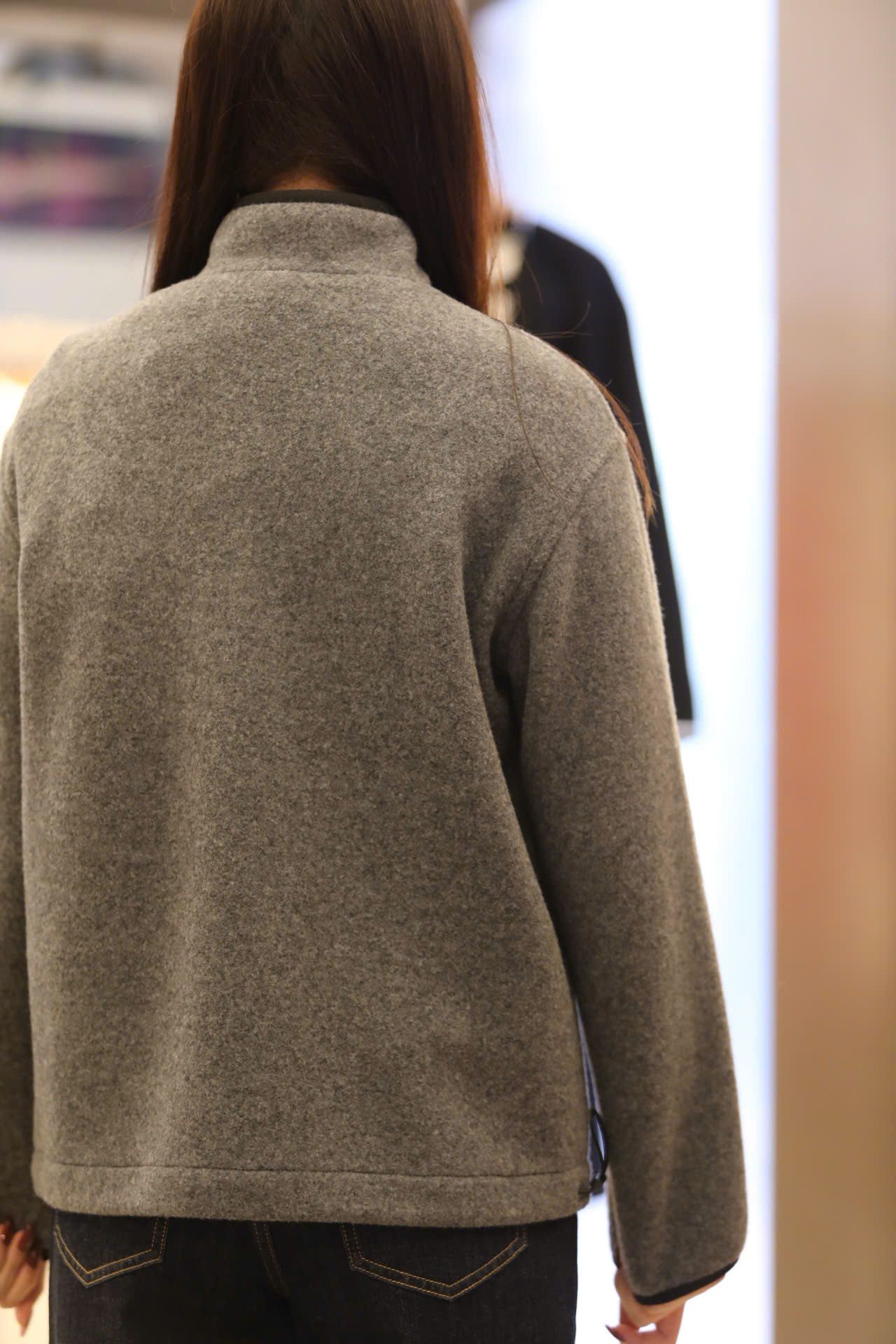  2.Áo khoác xám kéo khóa đen 