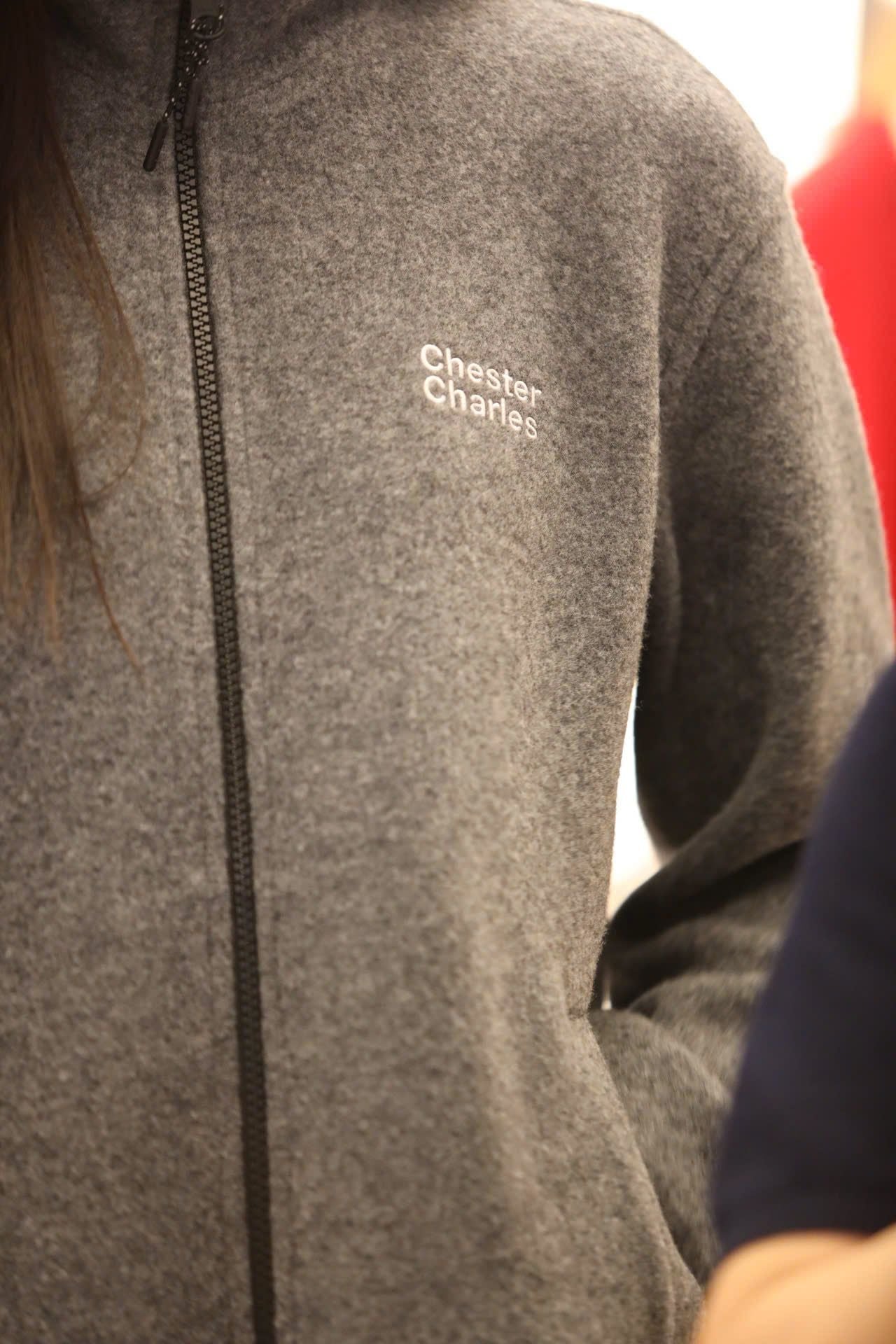  2.Áo khoác xám kéo khóa đen 